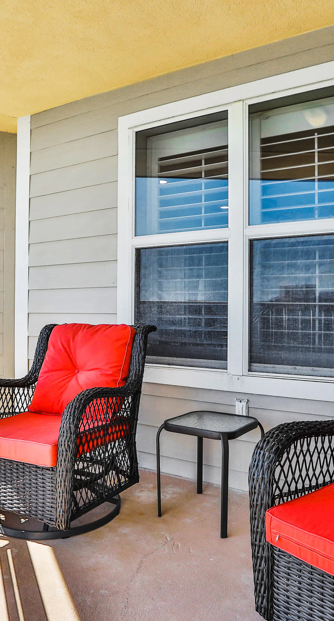 Remodeled ocean-view condo with pools, tennis court, washer&dryer, balcony & AC