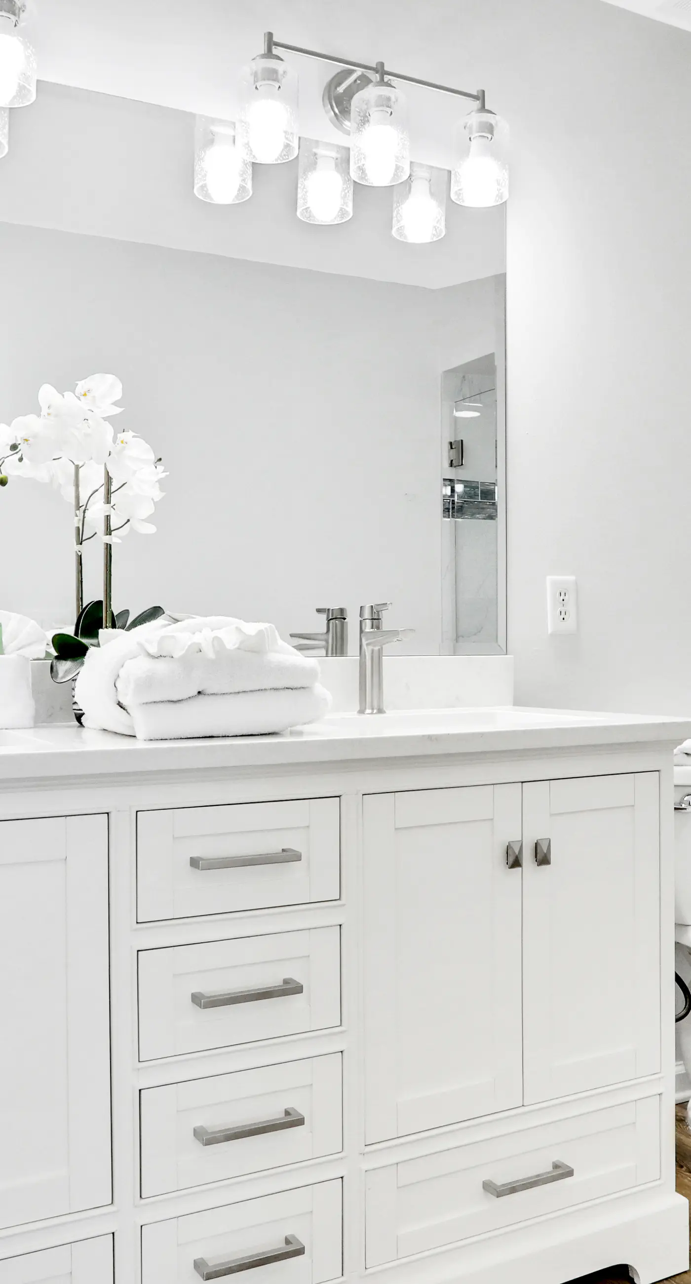 Remodeled ocean-view condo with pools, tennis court, washer&dryer, balcony & AC