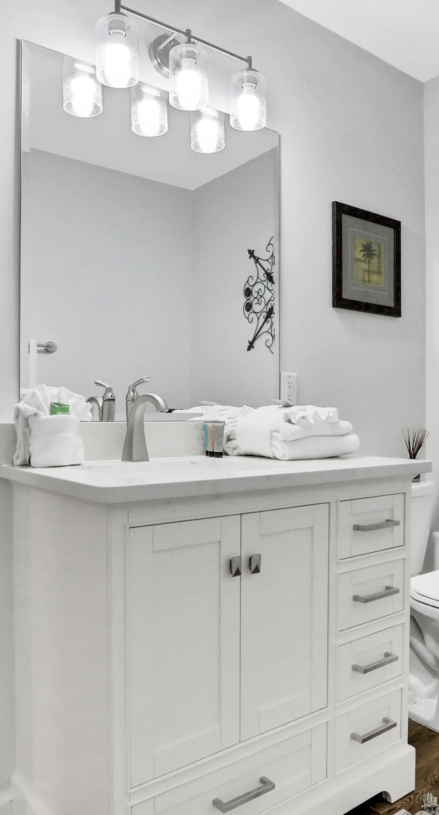 Remodeled ocean-view condo with pools, tennis court, washer&dryer, balcony & AC