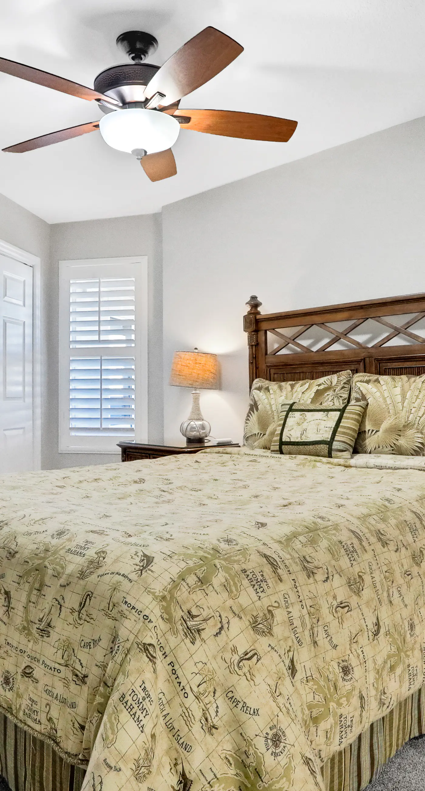 Remodeled ocean-view condo with pools, tennis court, washer&dryer, balcony & AC