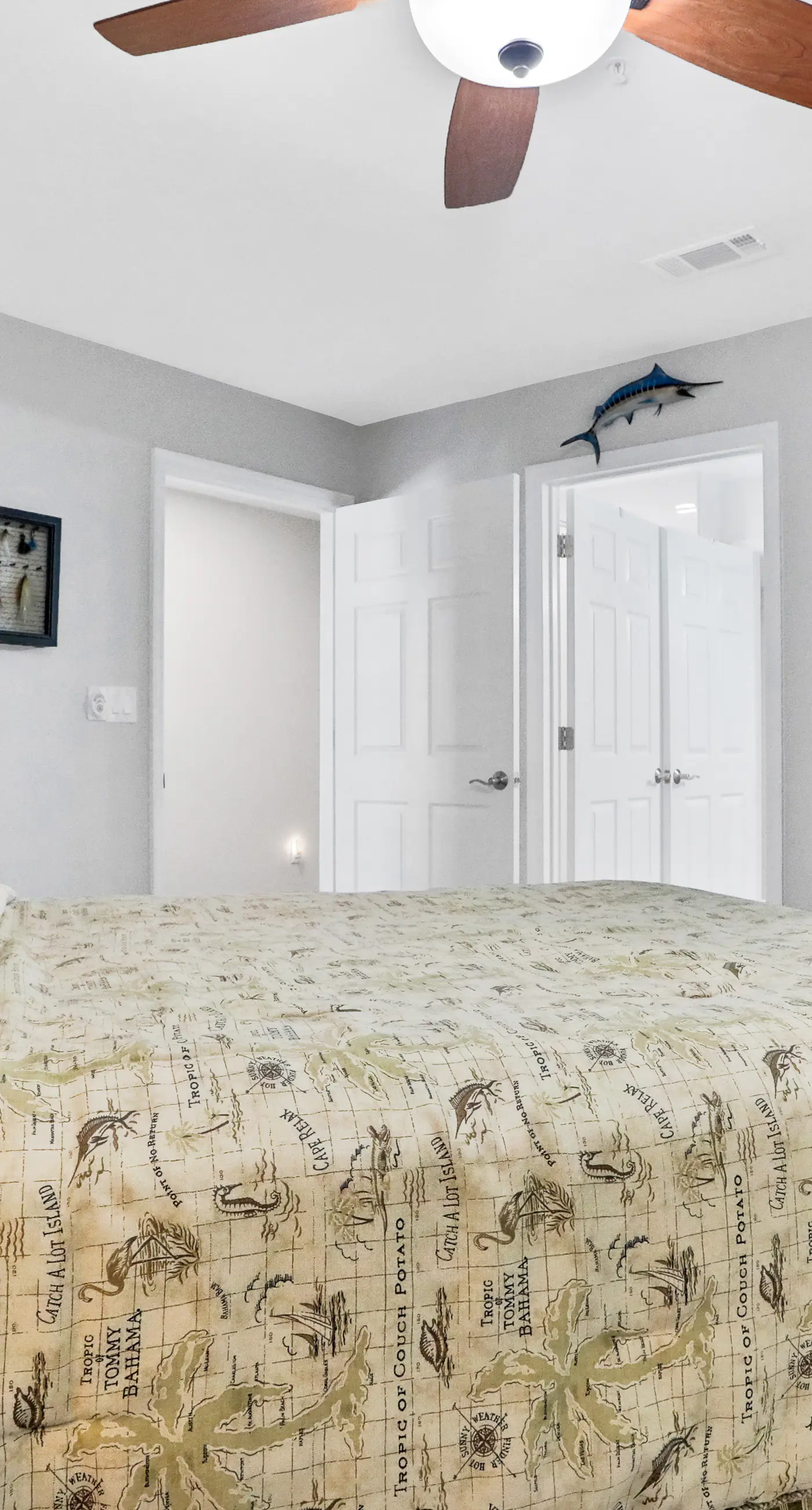 Remodeled ocean-view condo with pools, tennis court, washer&dryer, balcony & AC