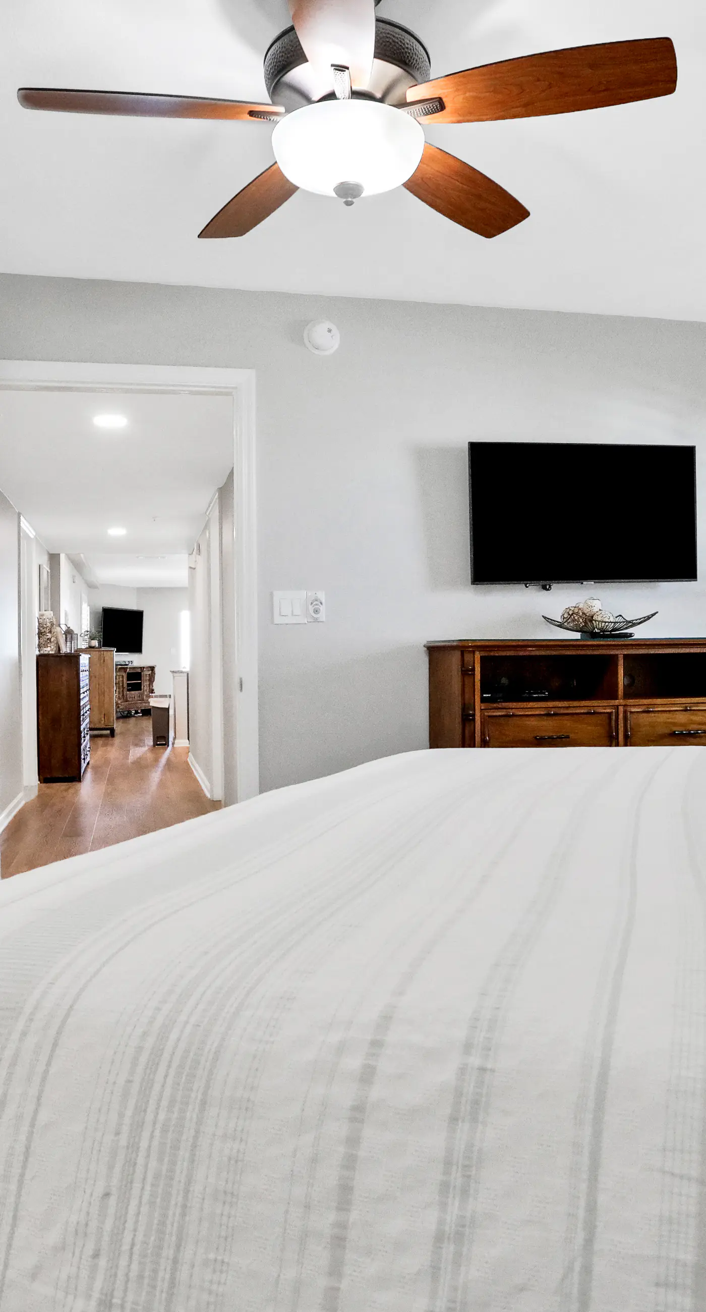 Remodeled ocean-view condo with pools, tennis court, washer&dryer, balcony & AC