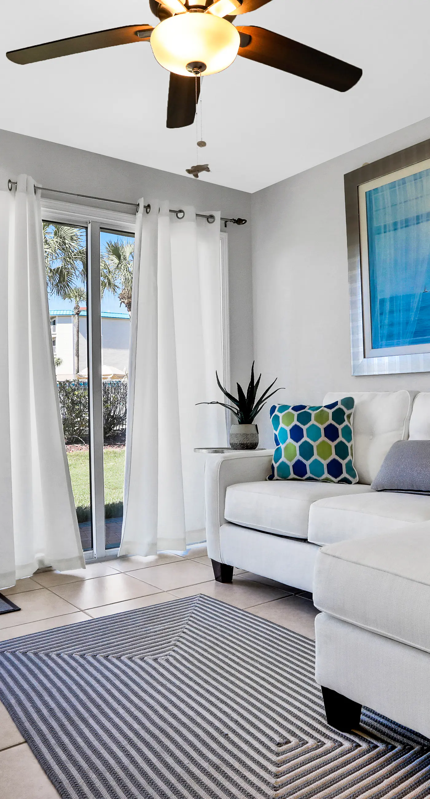 Remodeled ocean-view condo with pools, tennis court, washer&dryer, balcony & AC