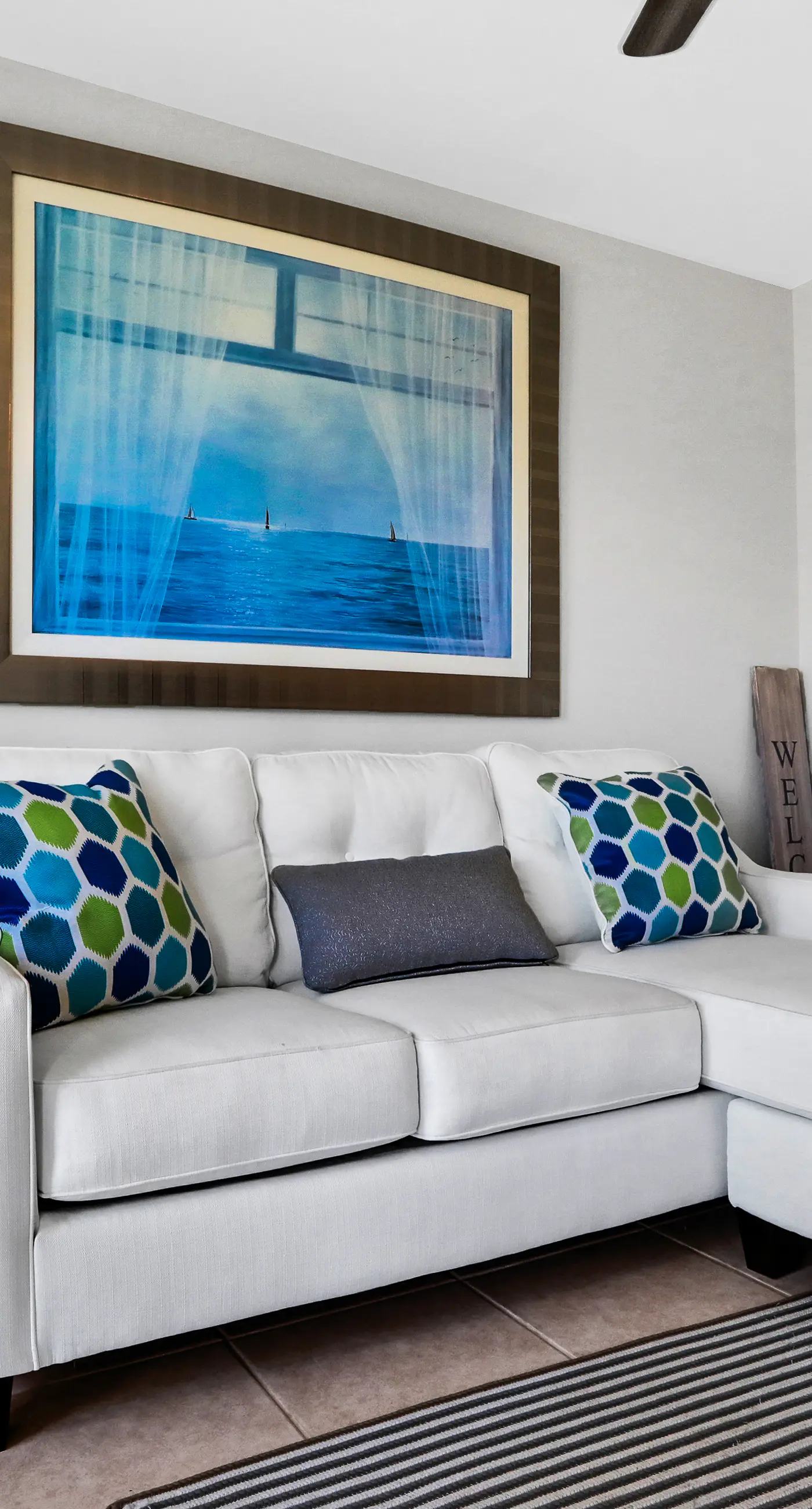 Remodeled ocean-view condo with pools, tennis court, washer&dryer, balcony & AC