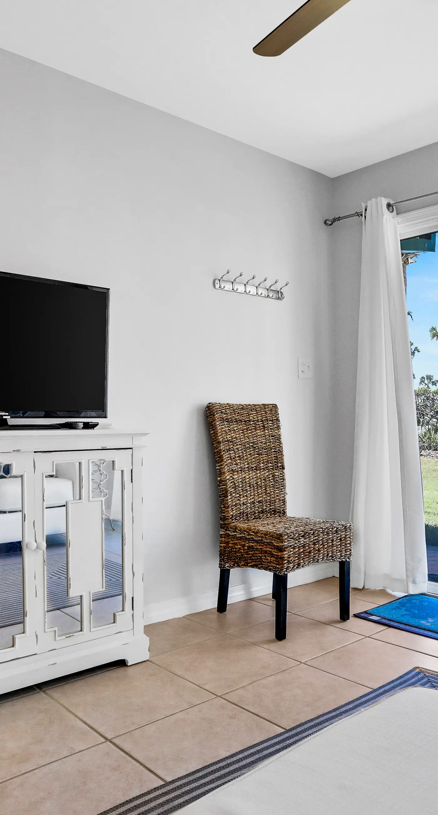 Remodeled ocean-view condo with pools, tennis court, washer&dryer, balcony & AC