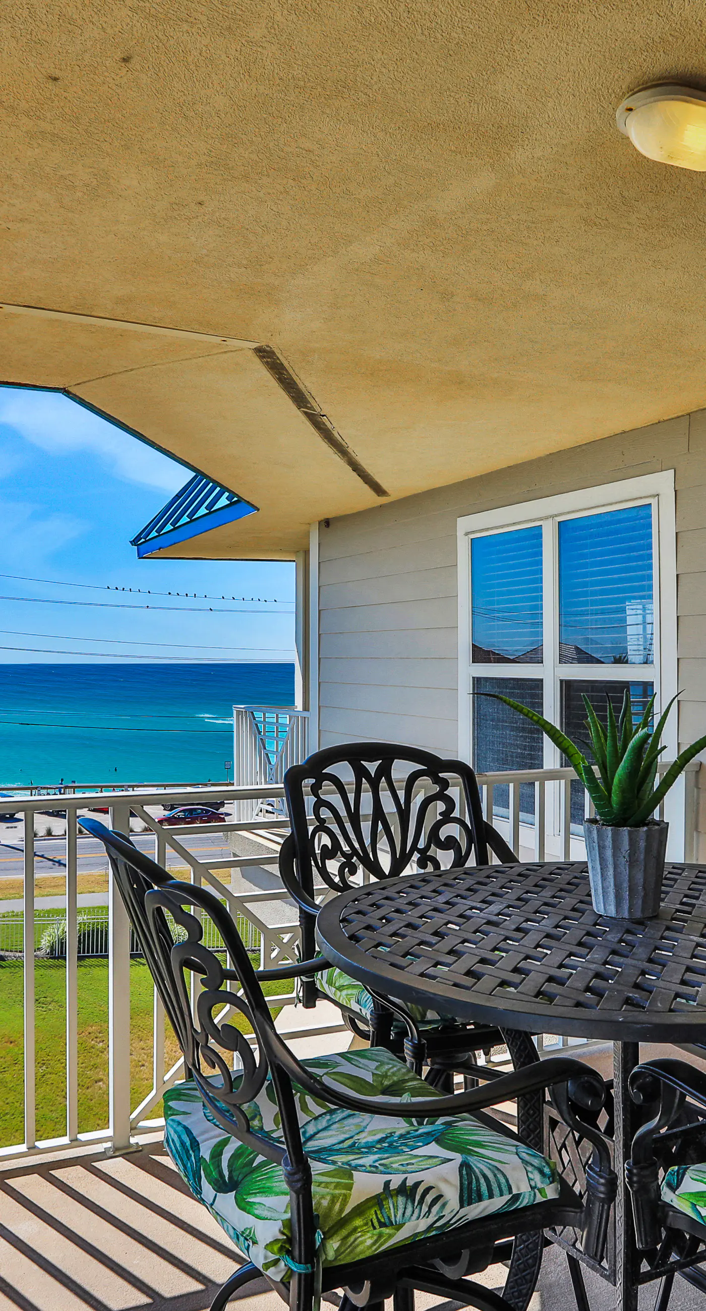 Remodeled ocean-view condo with pools, tennis court, washer&dryer, balcony & AC