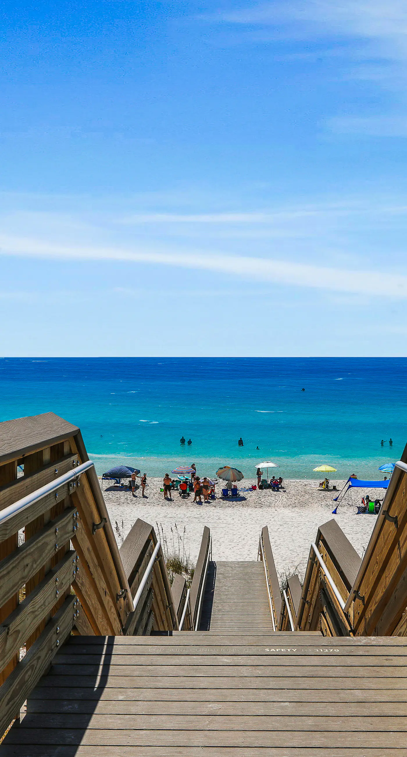 Remodeled ocean-view condo with pools, tennis court, washer&dryer, balcony & AC