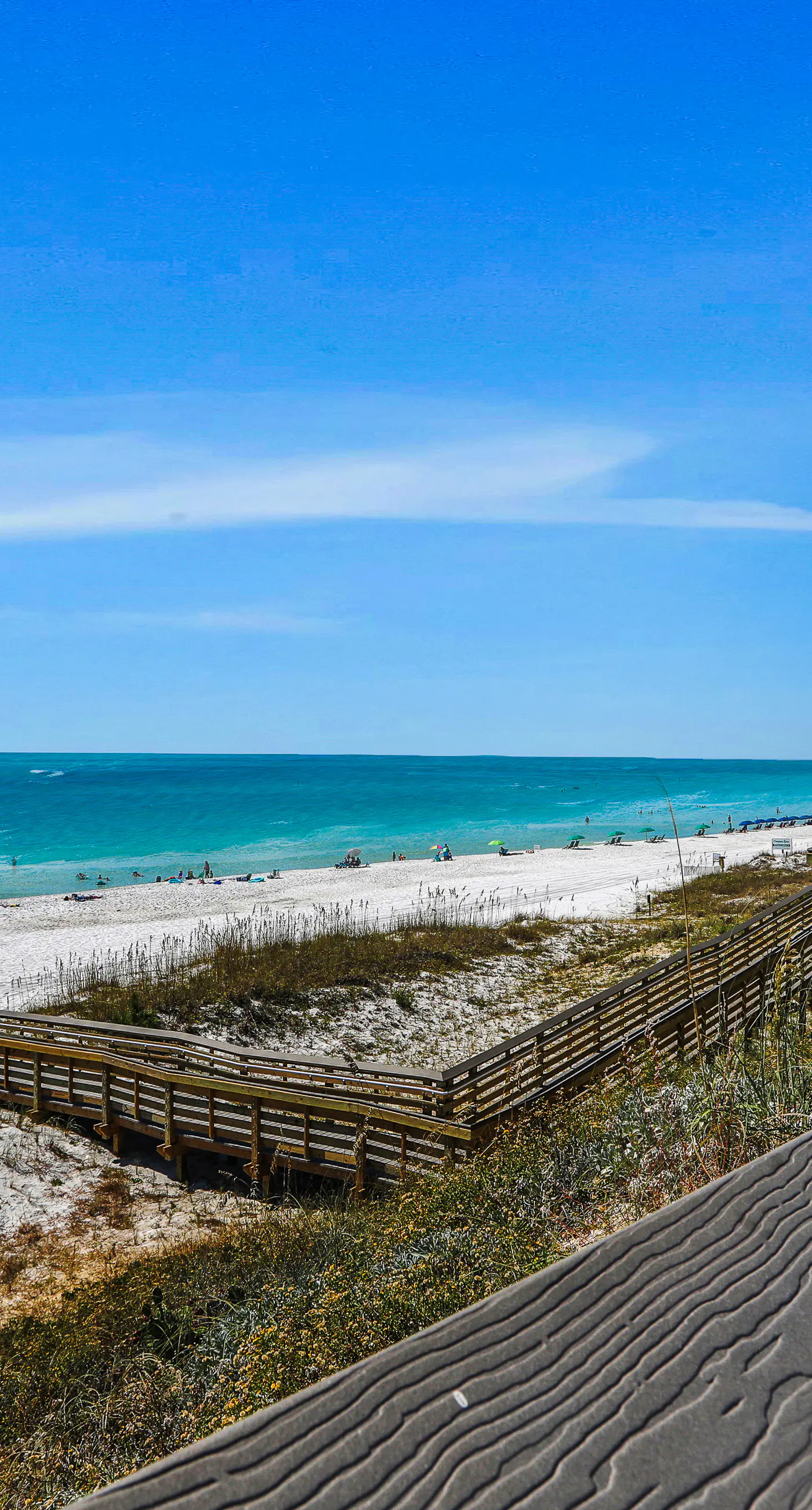 Remodeled ocean-view condo with pools, tennis court, washer&dryer, balcony & AC