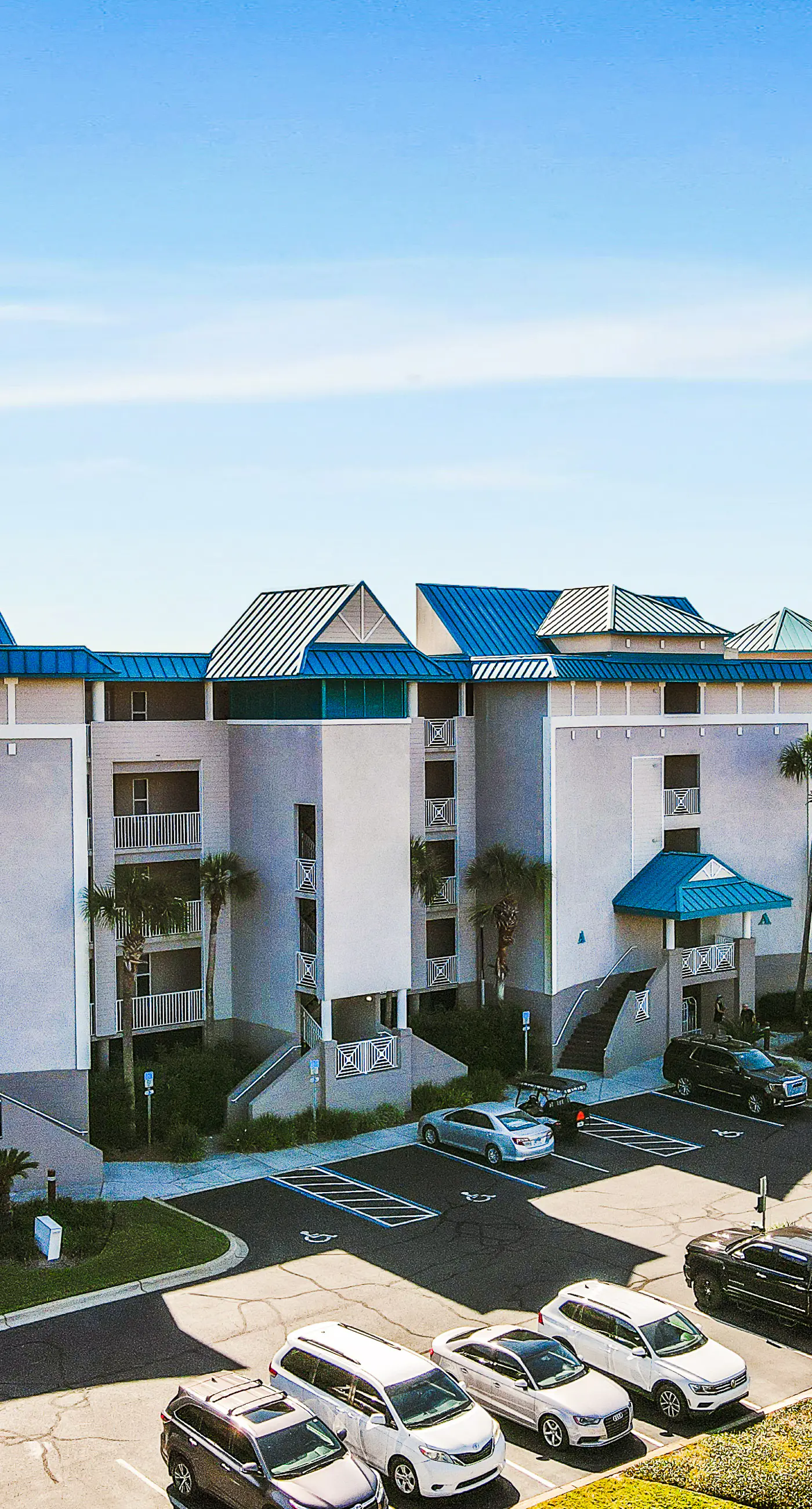 Remodeled ocean-view condo with pools, tennis court, washer&dryer, balcony & AC