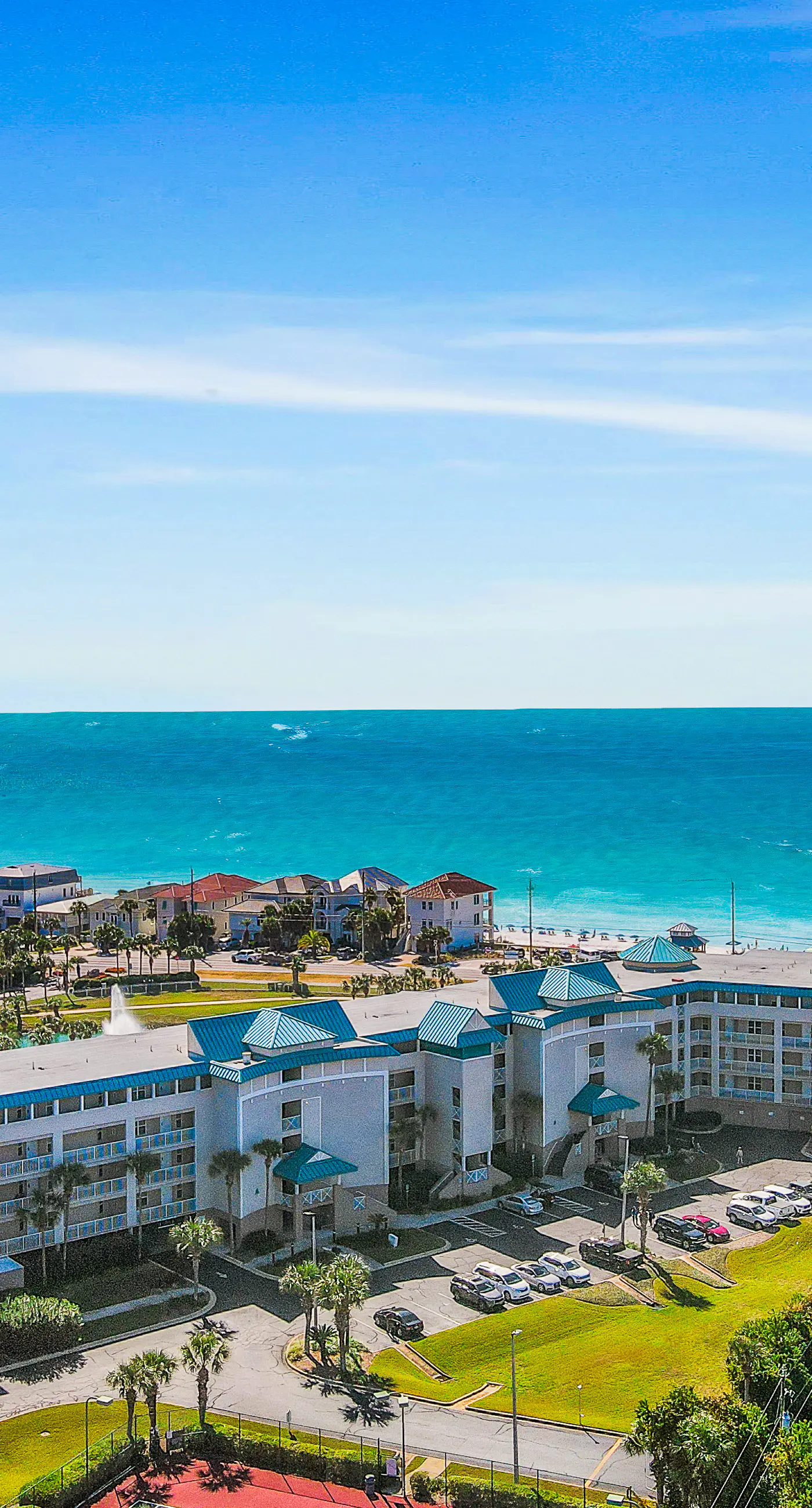 Remodeled ocean-view condo with pools, tennis court, washer&dryer, balcony & AC