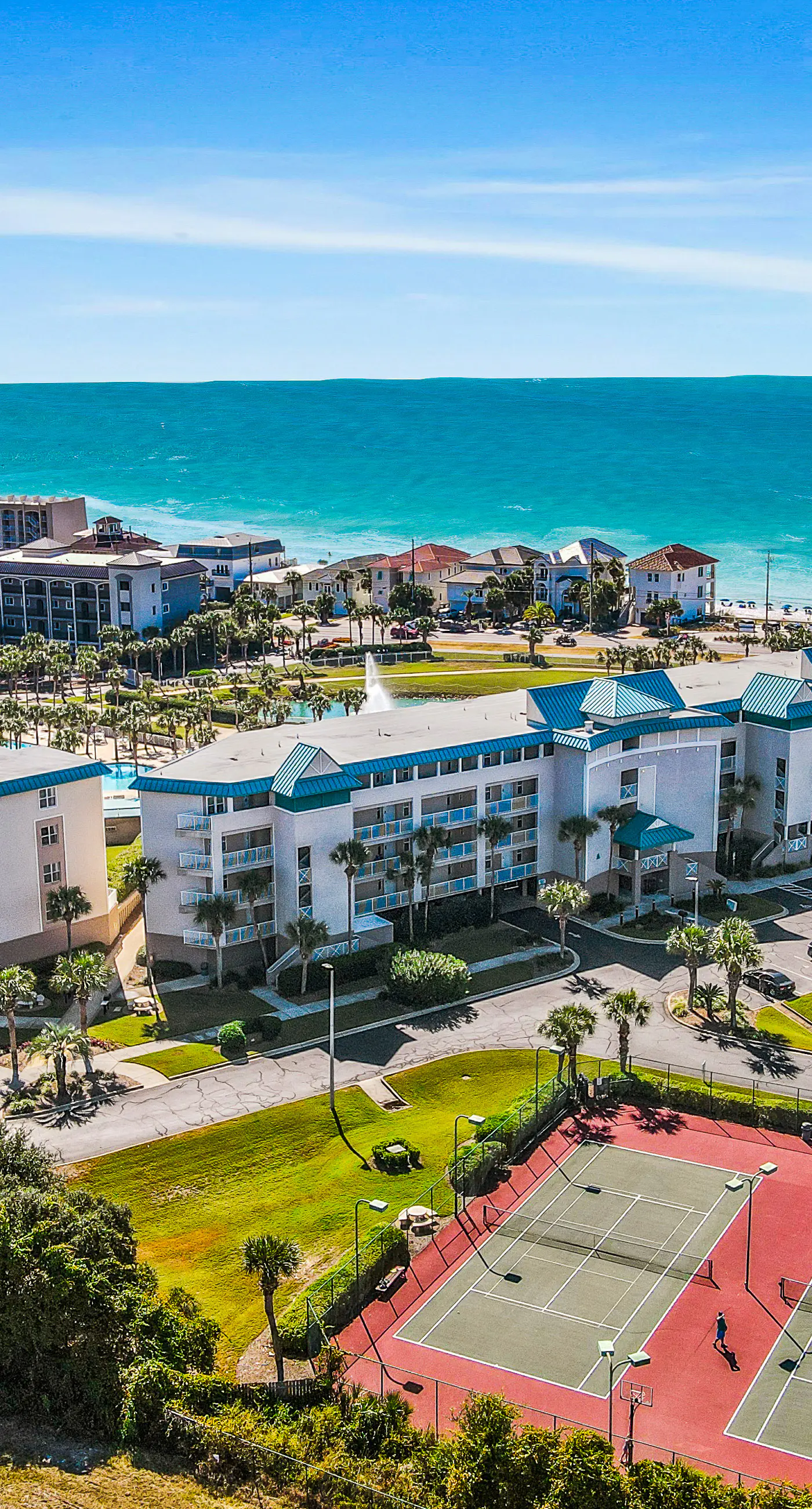 Remodeled ocean-view condo with pools, tennis court, washer&dryer, balcony & AC