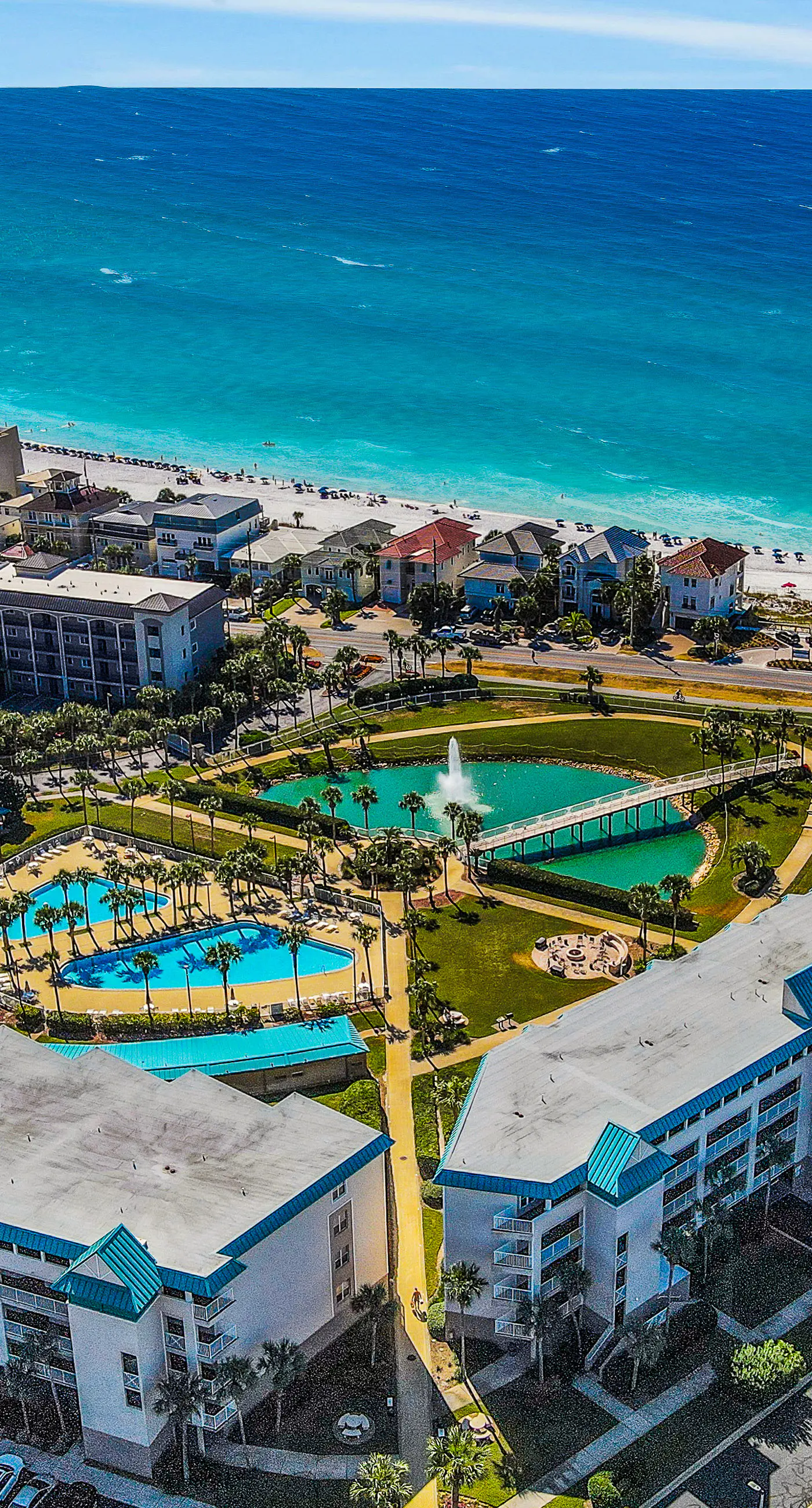 Remodeled ocean-view condo with pools, tennis court, washer&dryer, balcony & AC