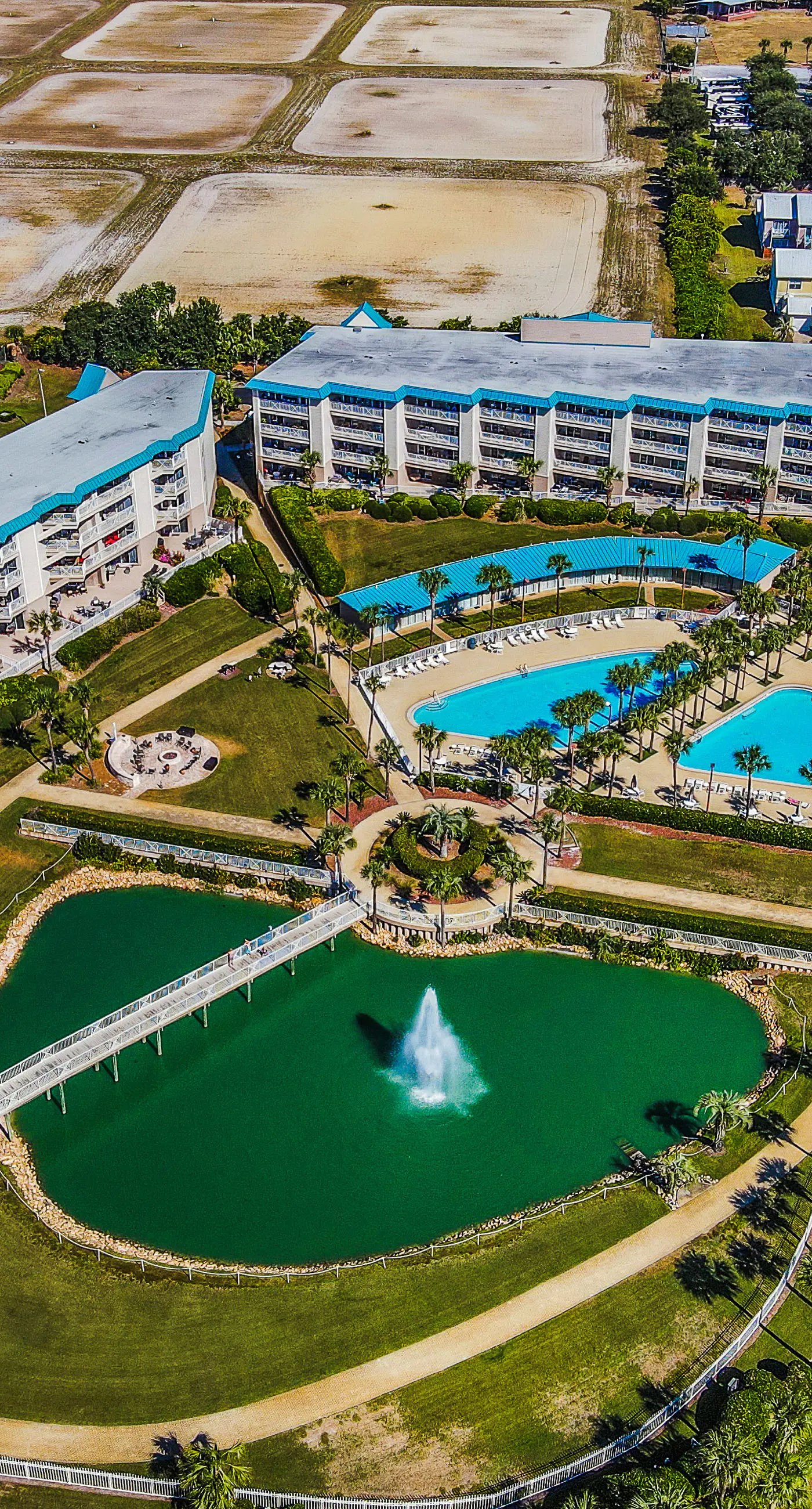 Remodeled ocean-view condo with pools, tennis court, washer&dryer, balcony & AC