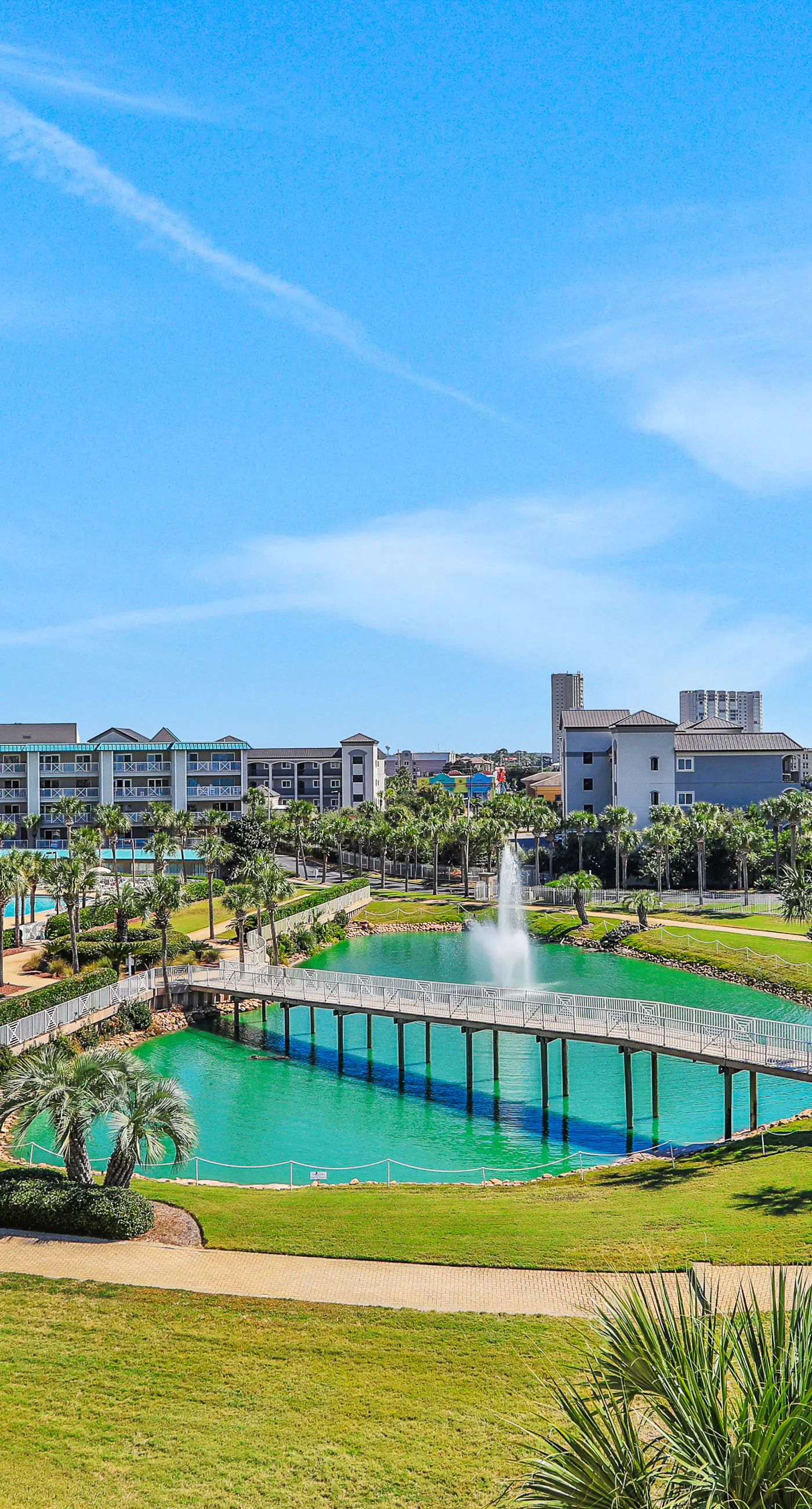 Remodeled ocean-view condo with pools, tennis court, washer&dryer, balcony & AC