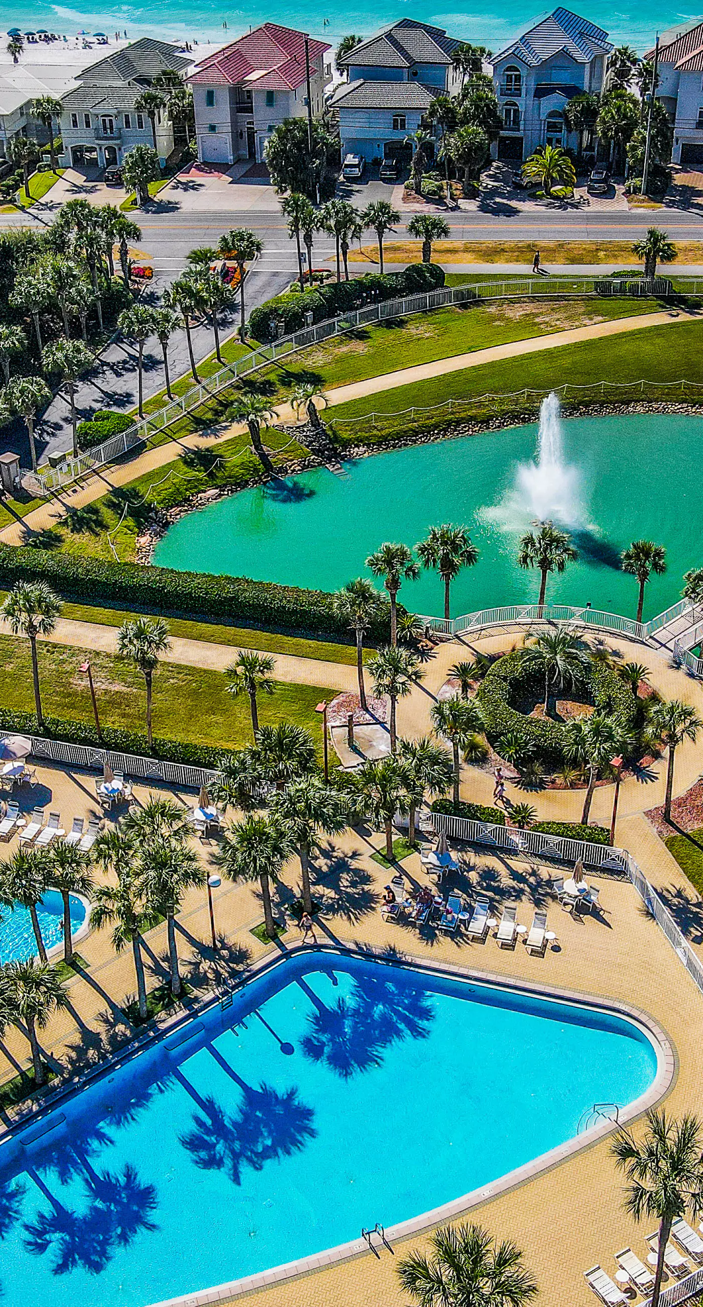 Remodeled ocean-view condo with pools, tennis court, washer&dryer, balcony & AC