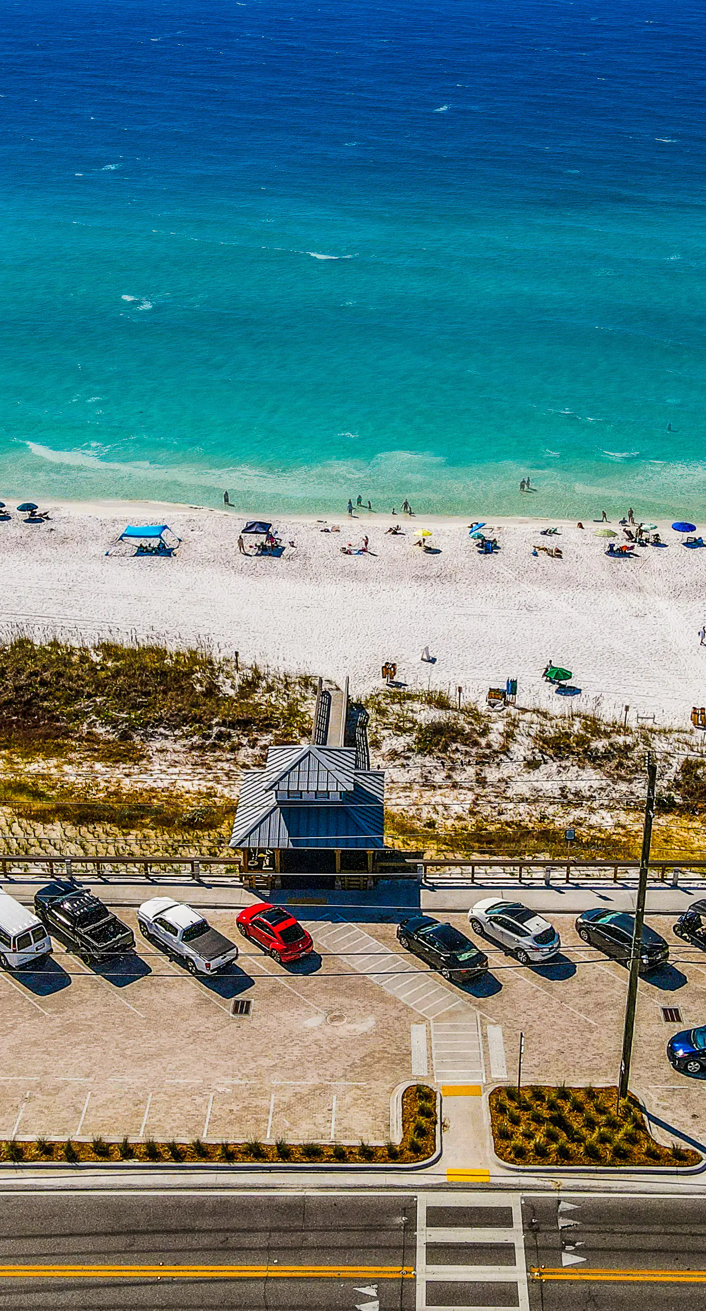 Remodeled ocean-view condo with pools, tennis court, washer&dryer, balcony & AC