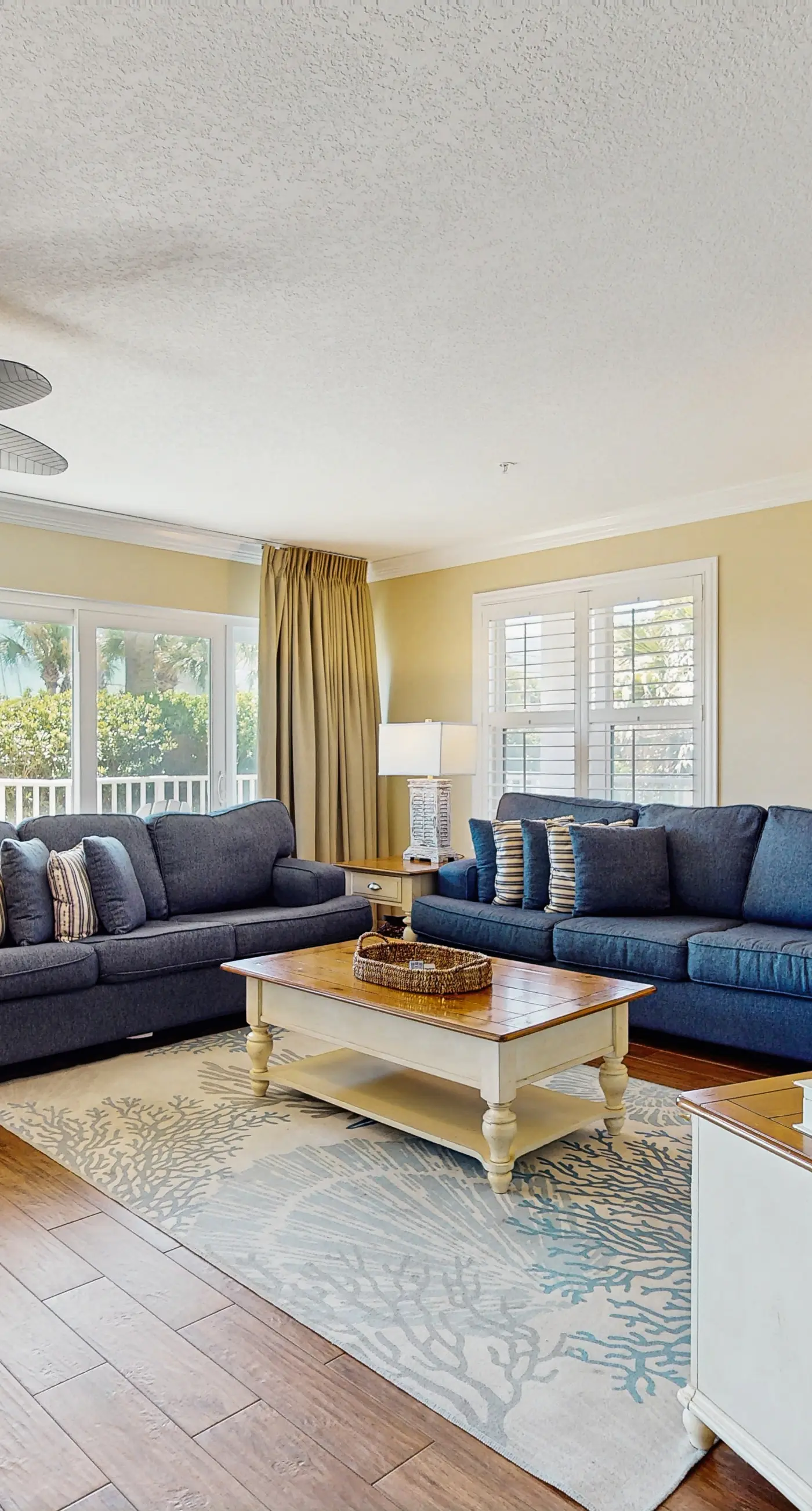 Spacious condo with patio, shared pool, beach access & Wifi