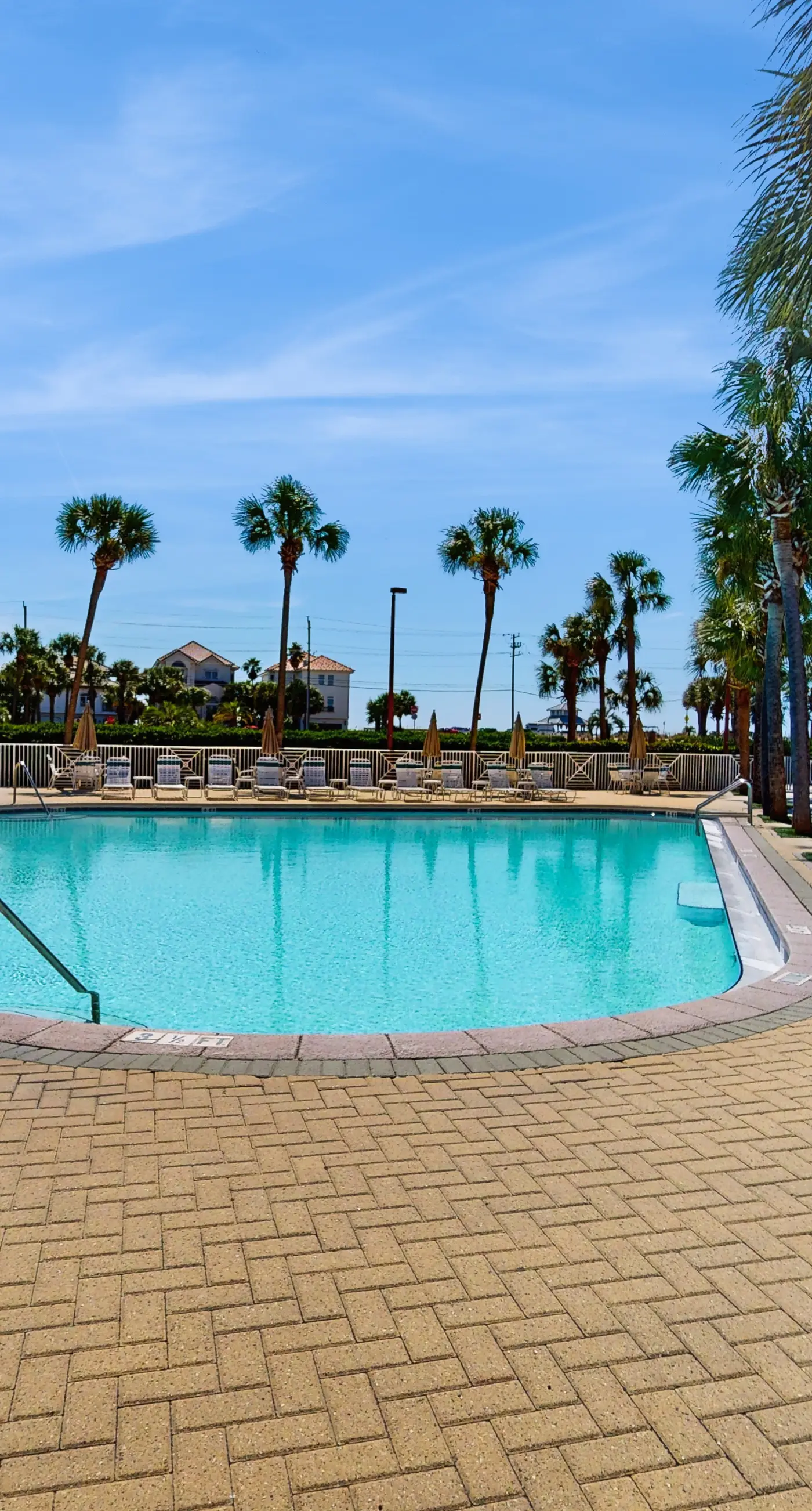 Spacious condo with patio, shared pool, beach access & Wifi