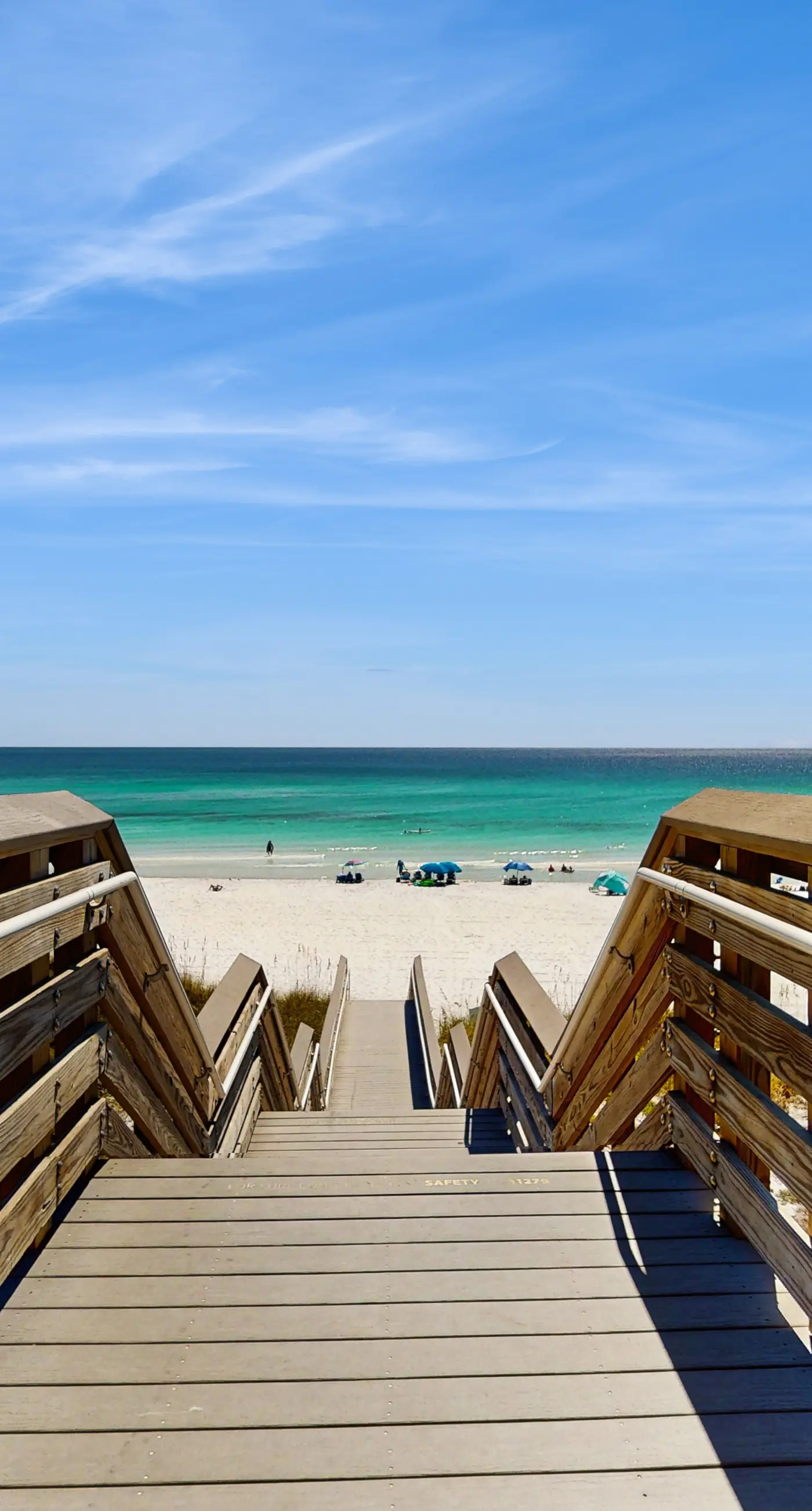 Spacious condo with patio, shared pool, beach access & Wifi
