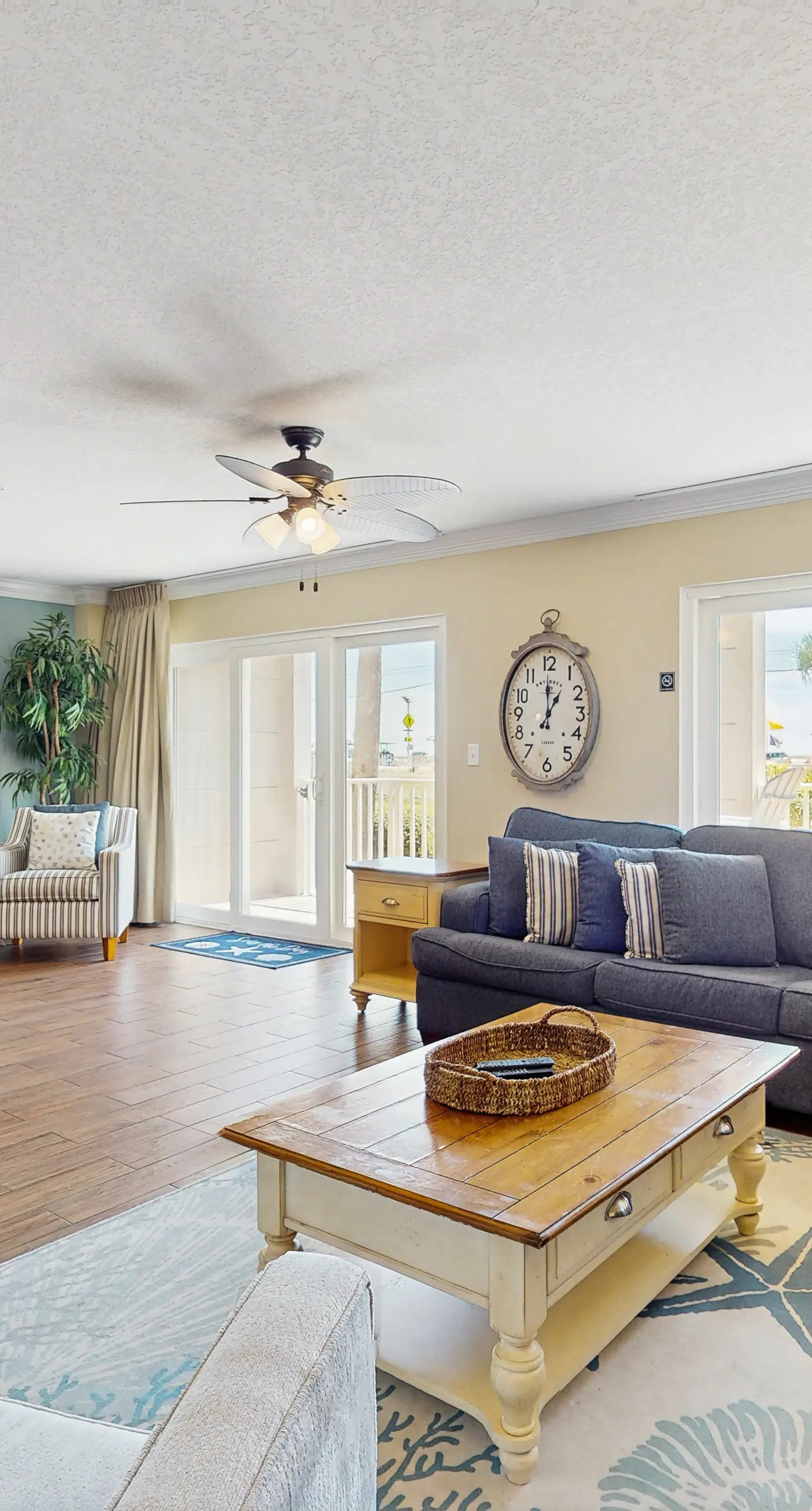 Spacious condo with patio, shared pool, beach access & Wifi
