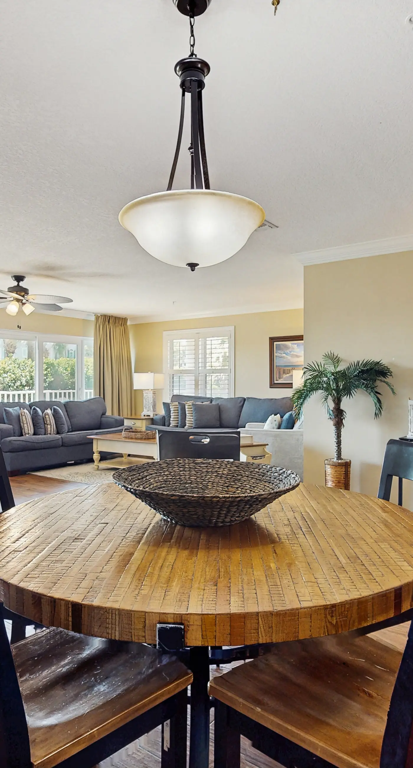 Spacious condo with patio, shared pool, beach access & Wifi