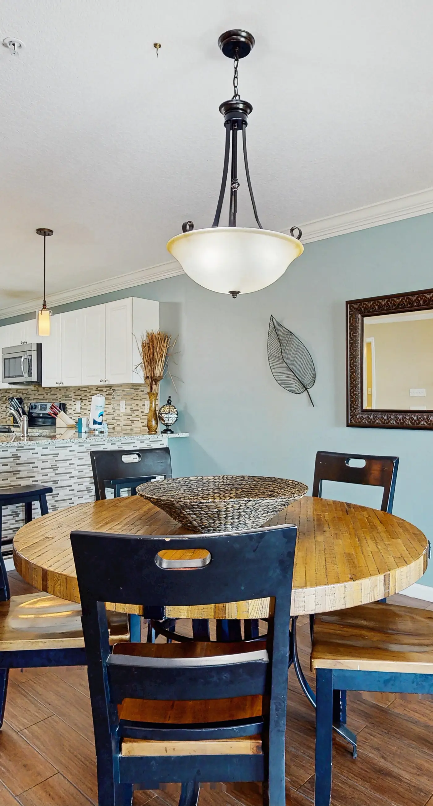 Spacious condo with patio, shared pool, beach access & Wifi