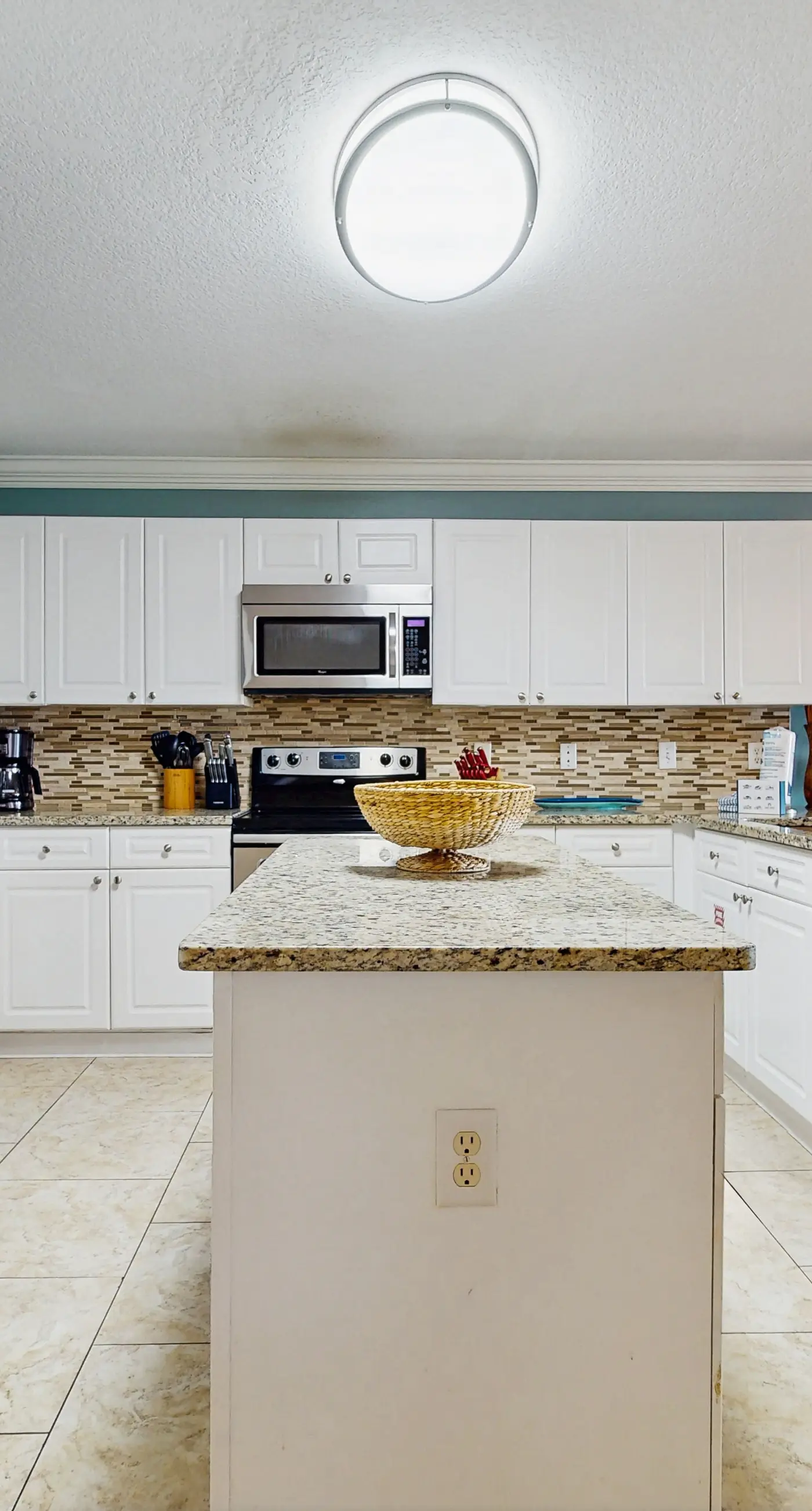 Spacious condo with patio, shared pool, beach access & Wifi