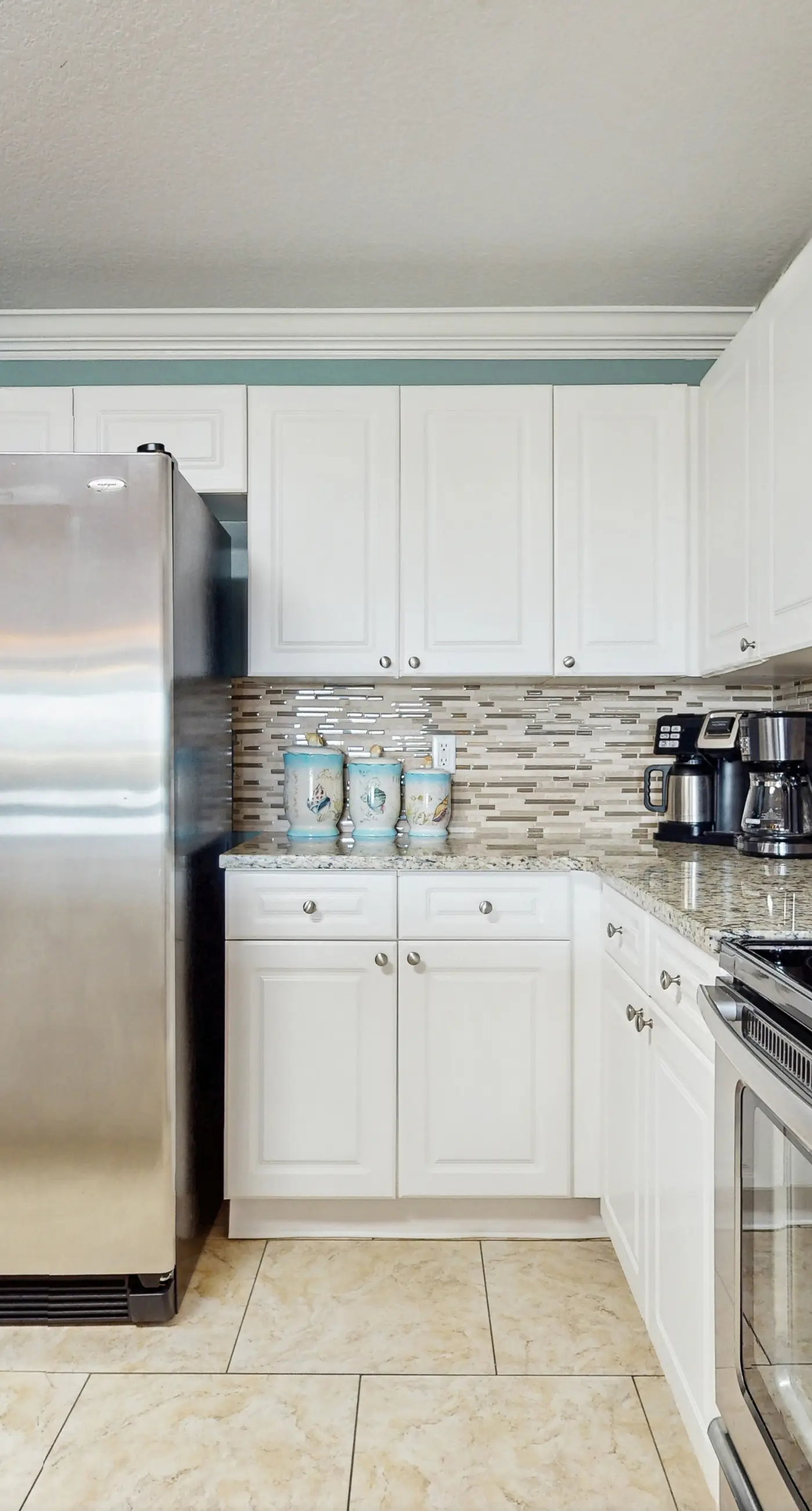 Spacious condo with patio, shared pool, beach access & Wifi
