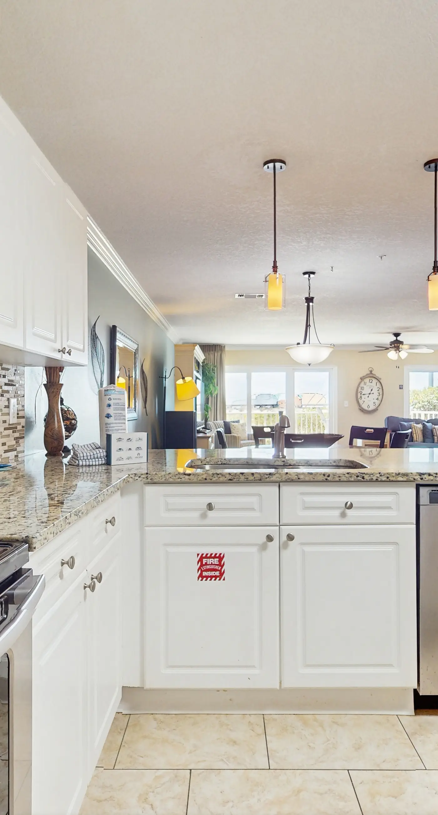 Spacious condo with patio, shared pool, beach access & Wifi