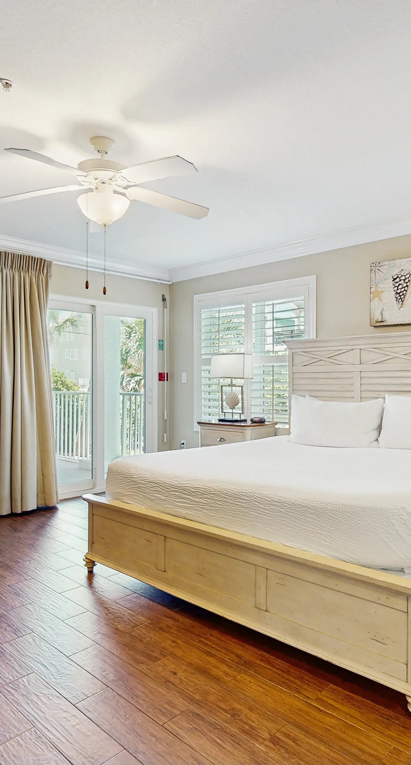 Spacious condo with patio, shared pool, beach access & Wifi