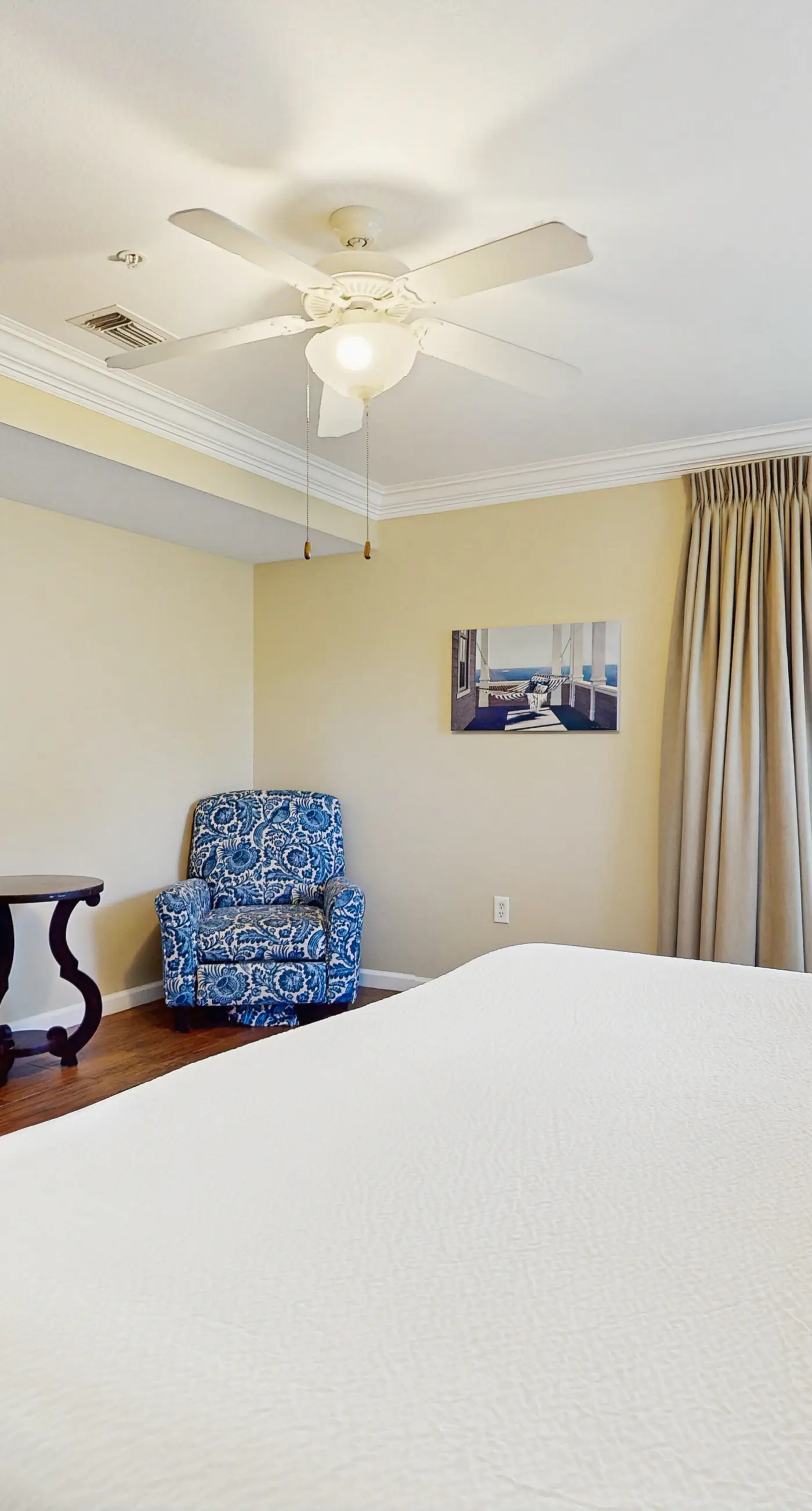 Spacious condo with patio, shared pool, beach access & Wifi