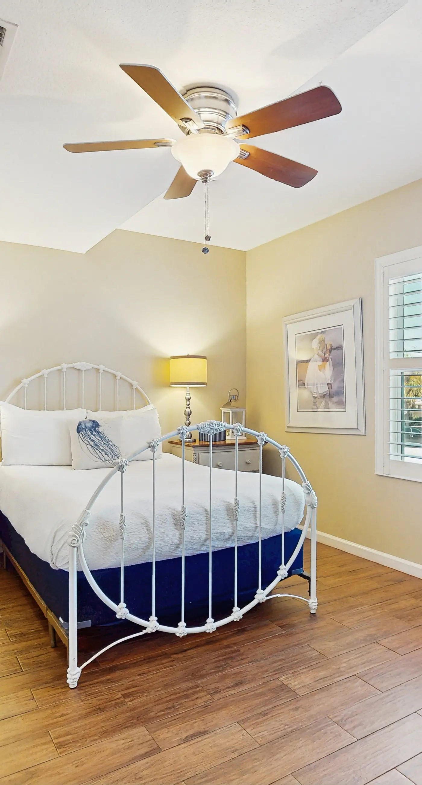 Spacious condo with patio, shared pool, beach access & Wifi