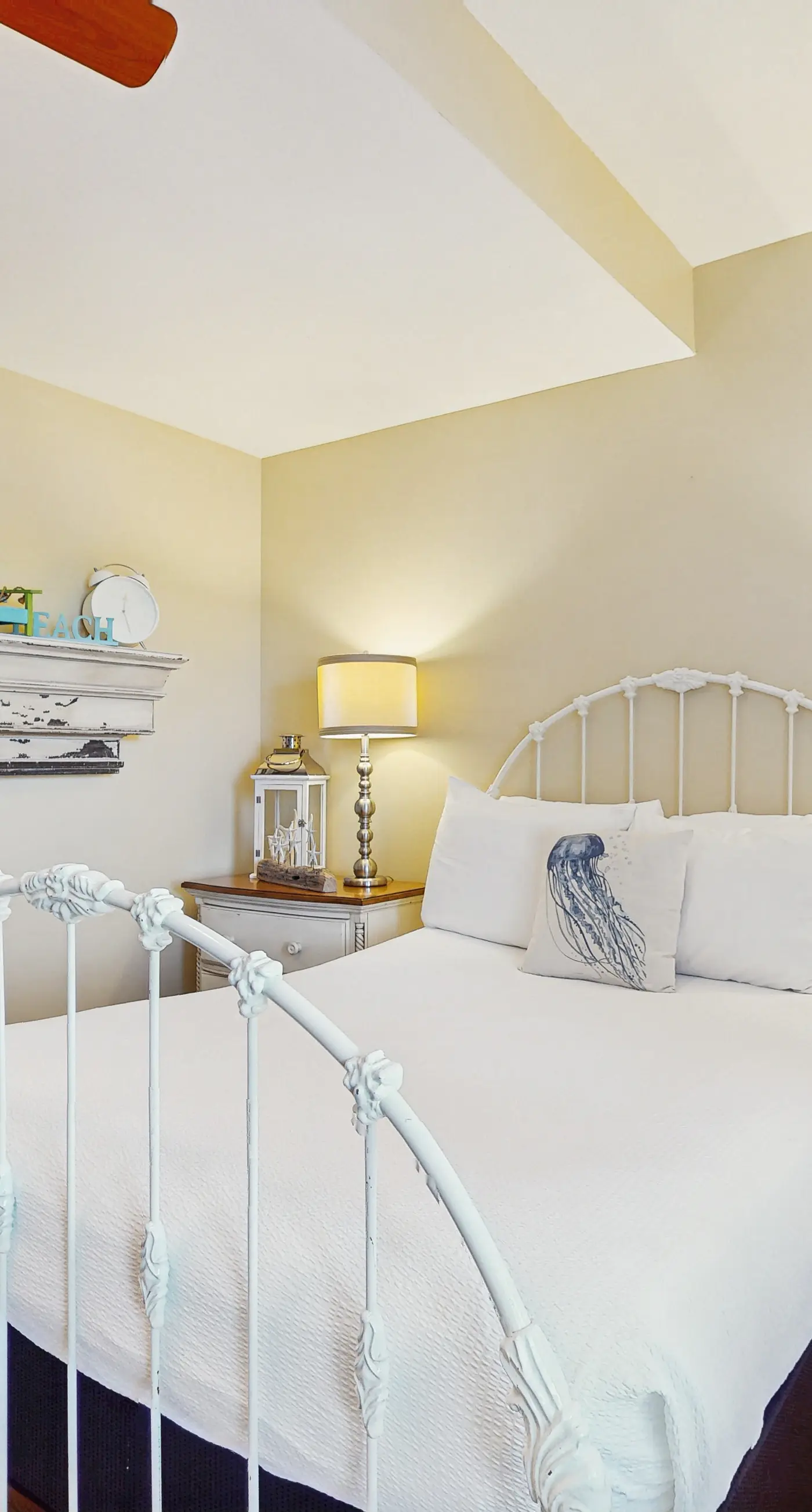 Spacious condo with patio, shared pool, beach access & Wifi