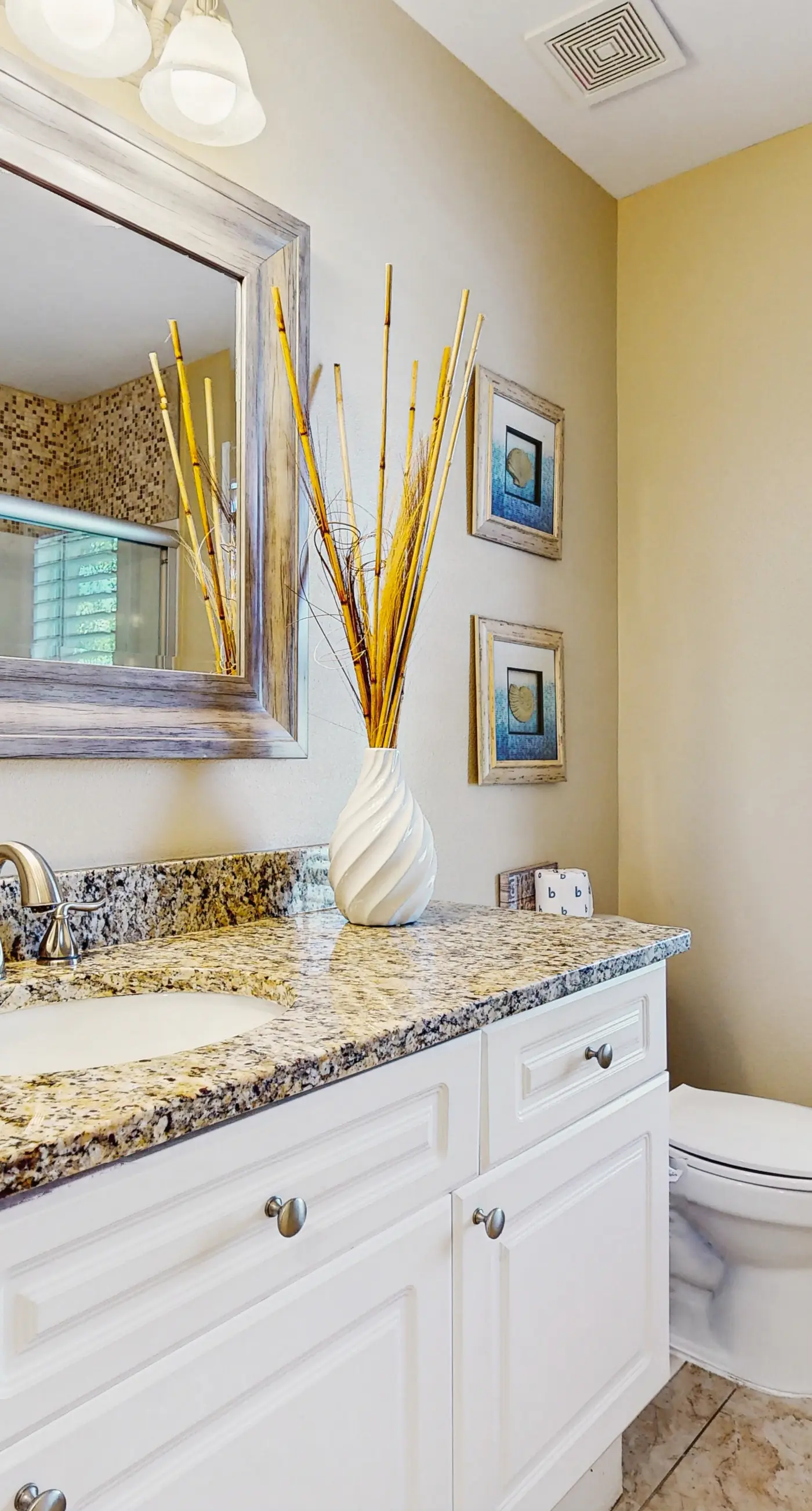 Spacious condo with patio, shared pool, beach access & Wifi
