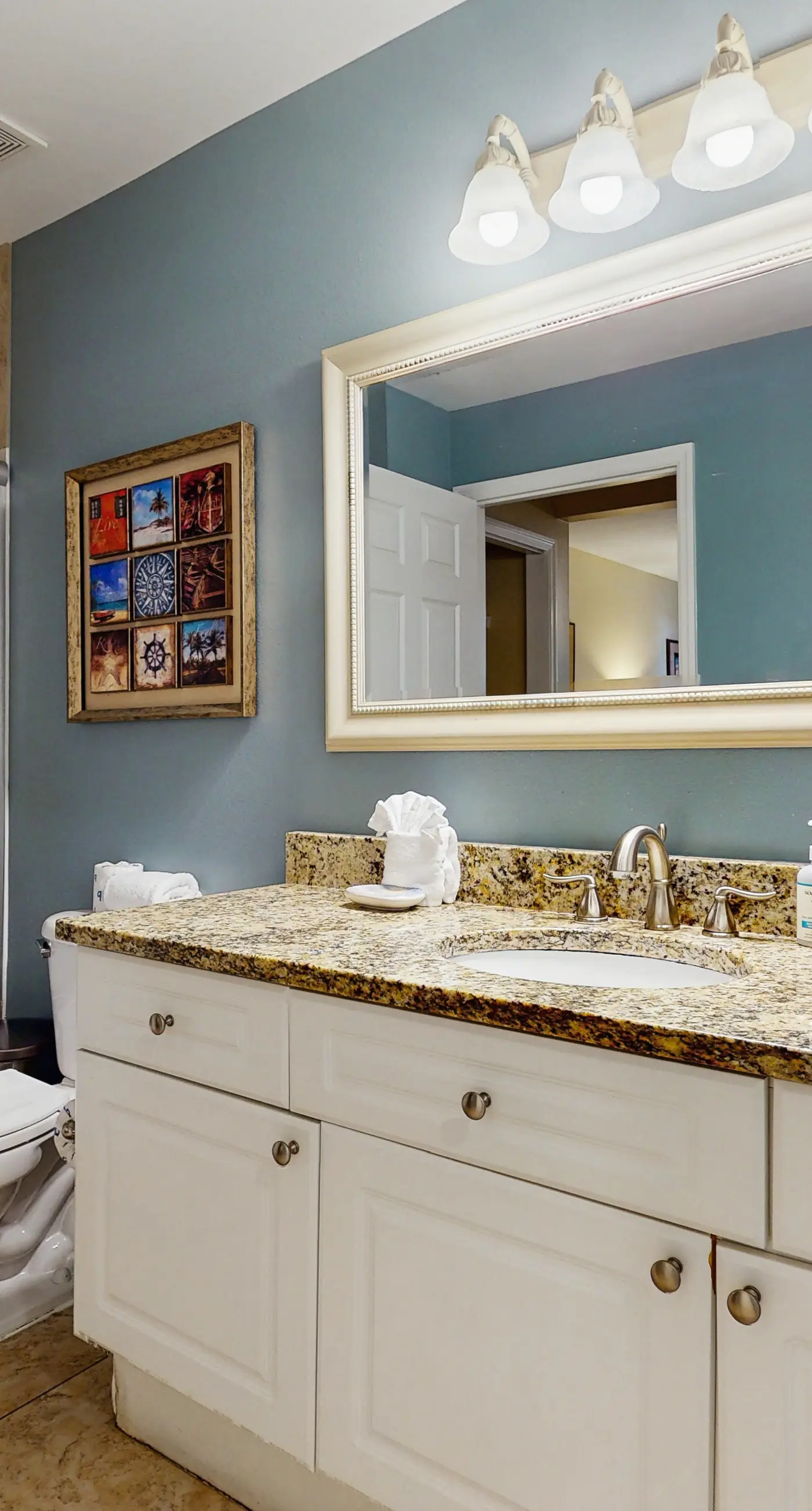Spacious condo with patio, shared pool, beach access & Wifi