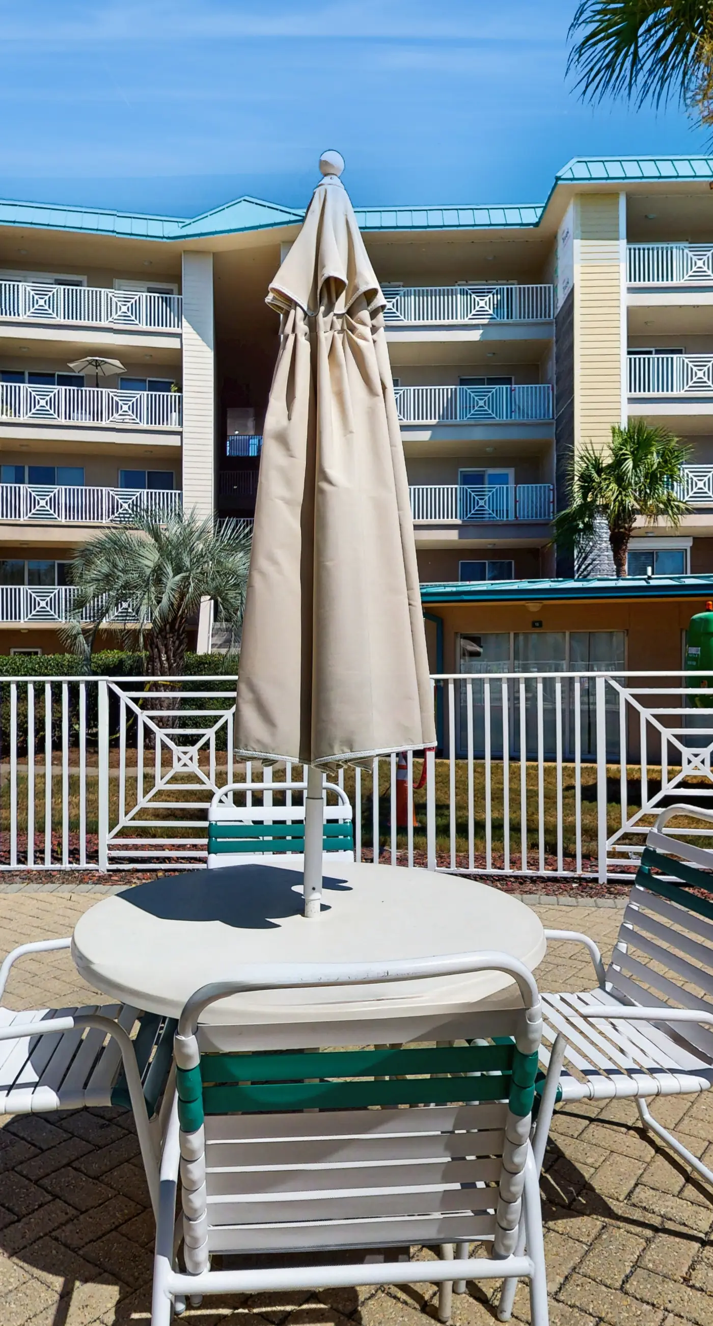 Spacious condo with patio, shared pool, beach access & Wifi