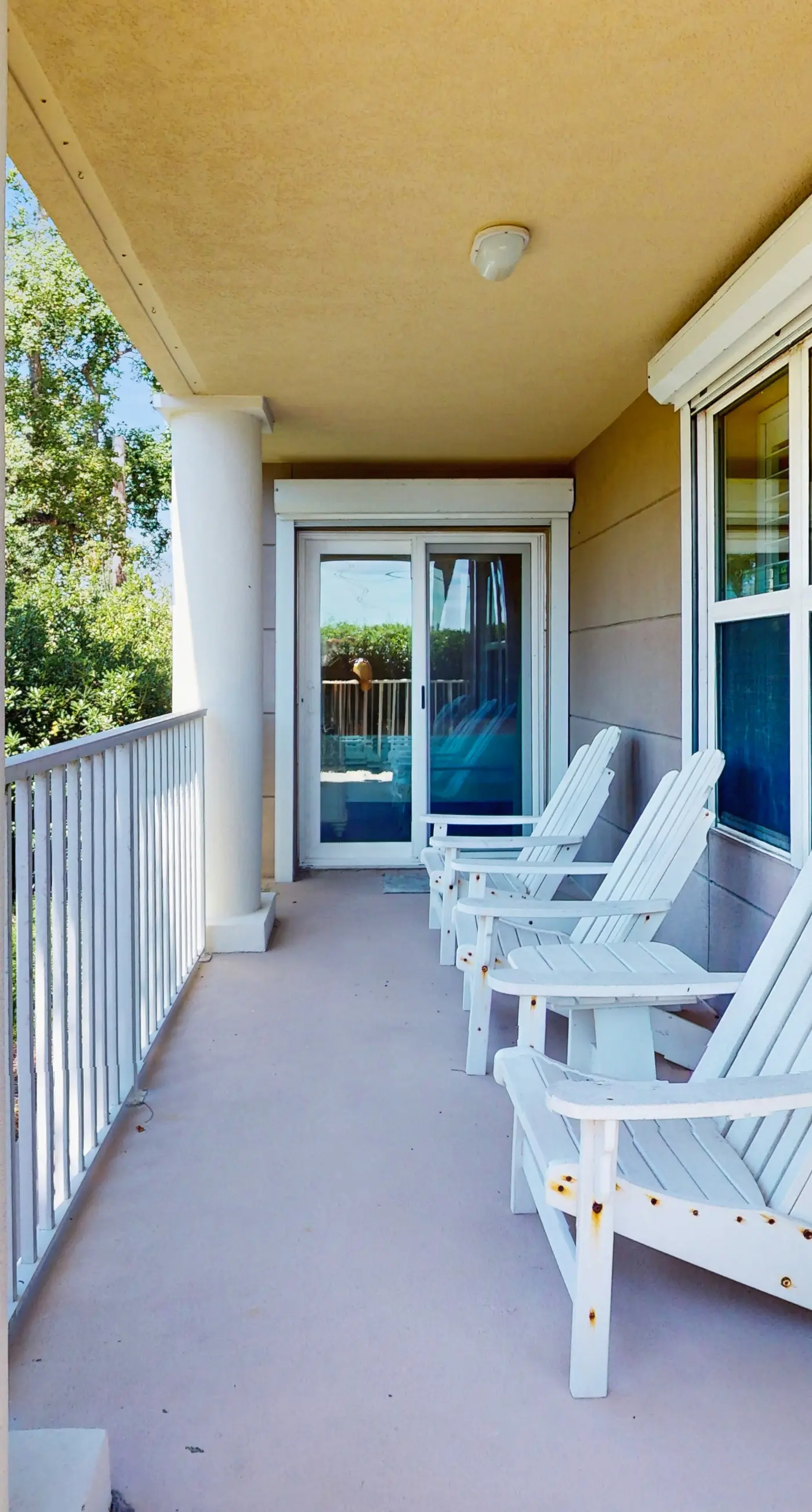 Spacious condo with patio, shared pool, beach access & Wifi