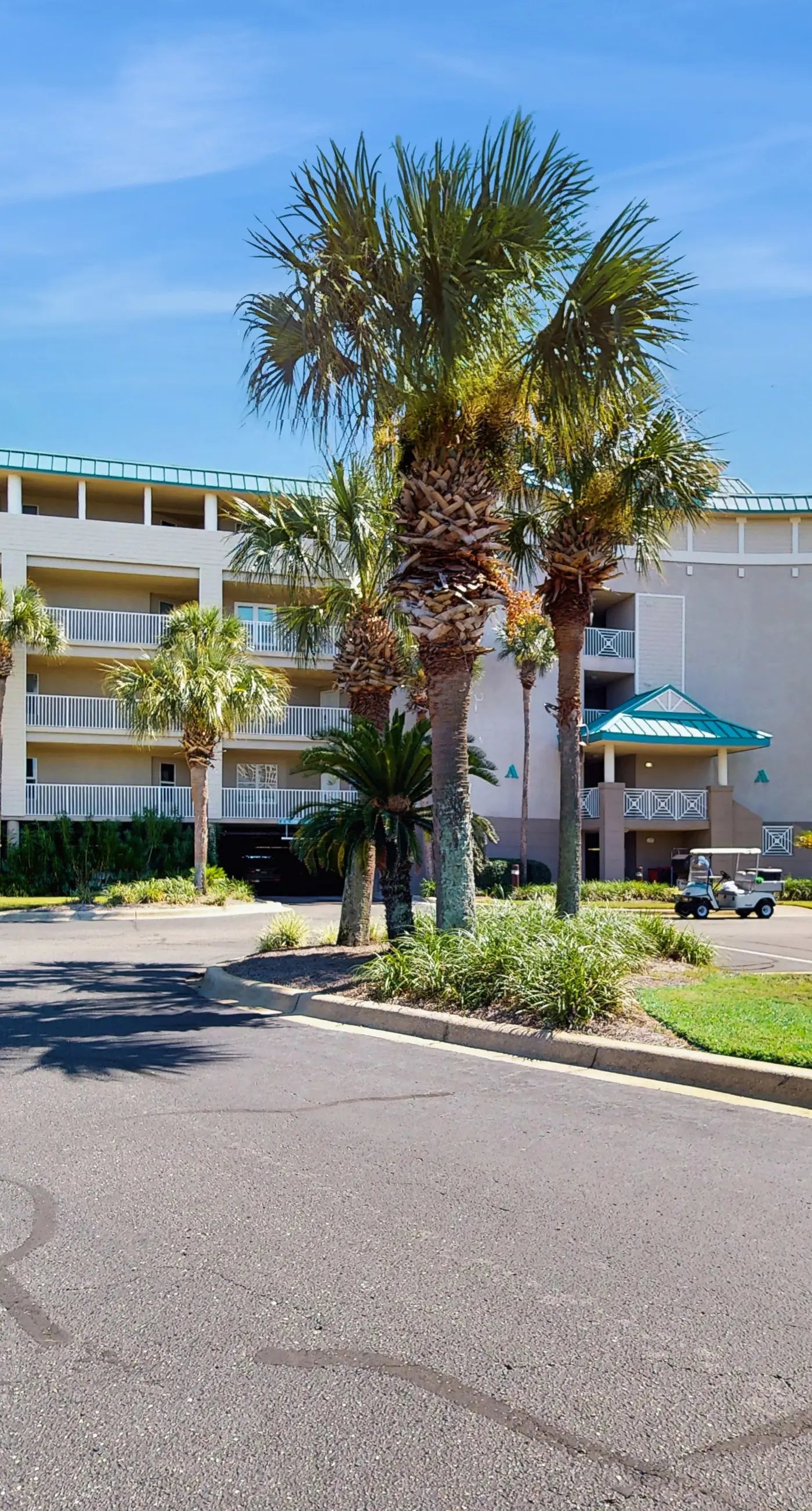 Spacious condo with patio, shared pool, beach access & Wifi