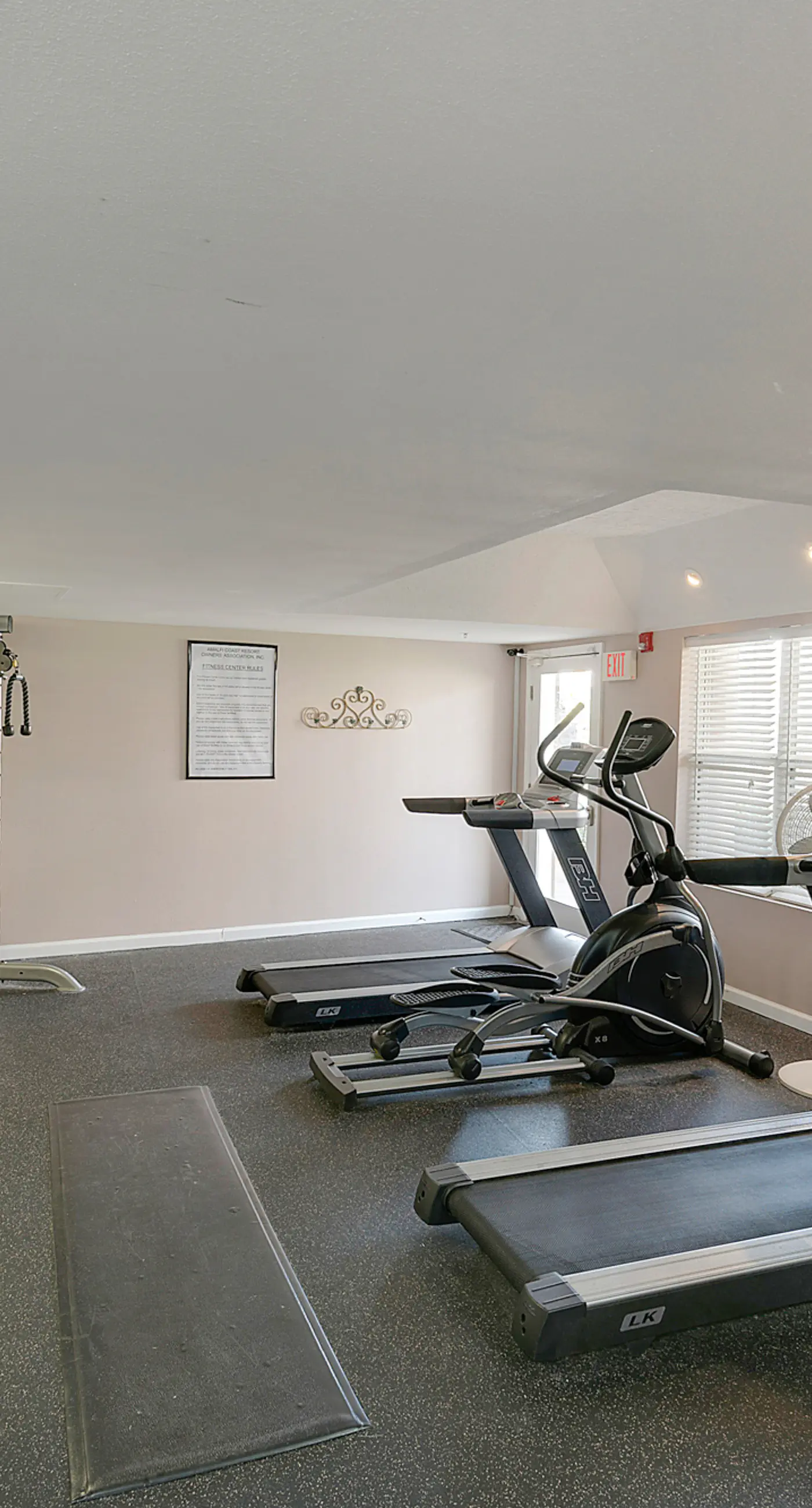 Ground-floor condo with large patio, pools, tennis, & parking - steps to beach