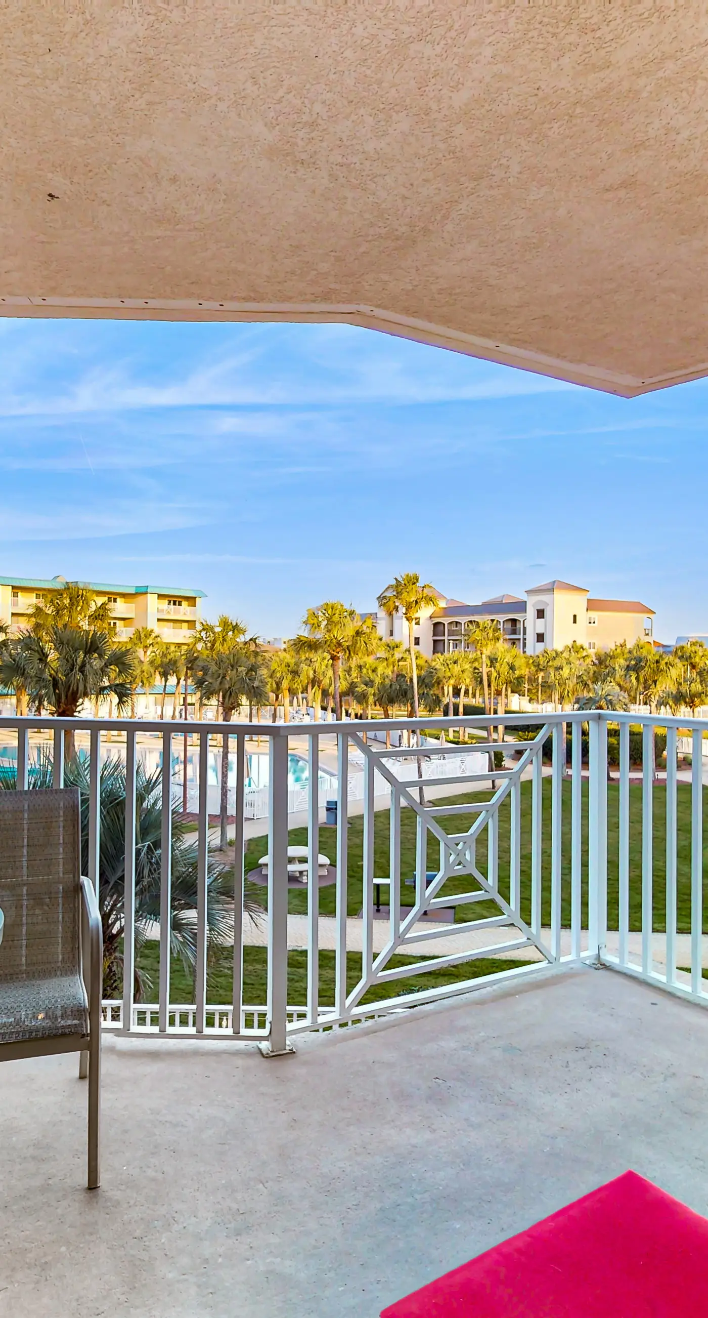 Friendly Condo with Private washer&dryer, High-Speed WiFi, & Beach Access