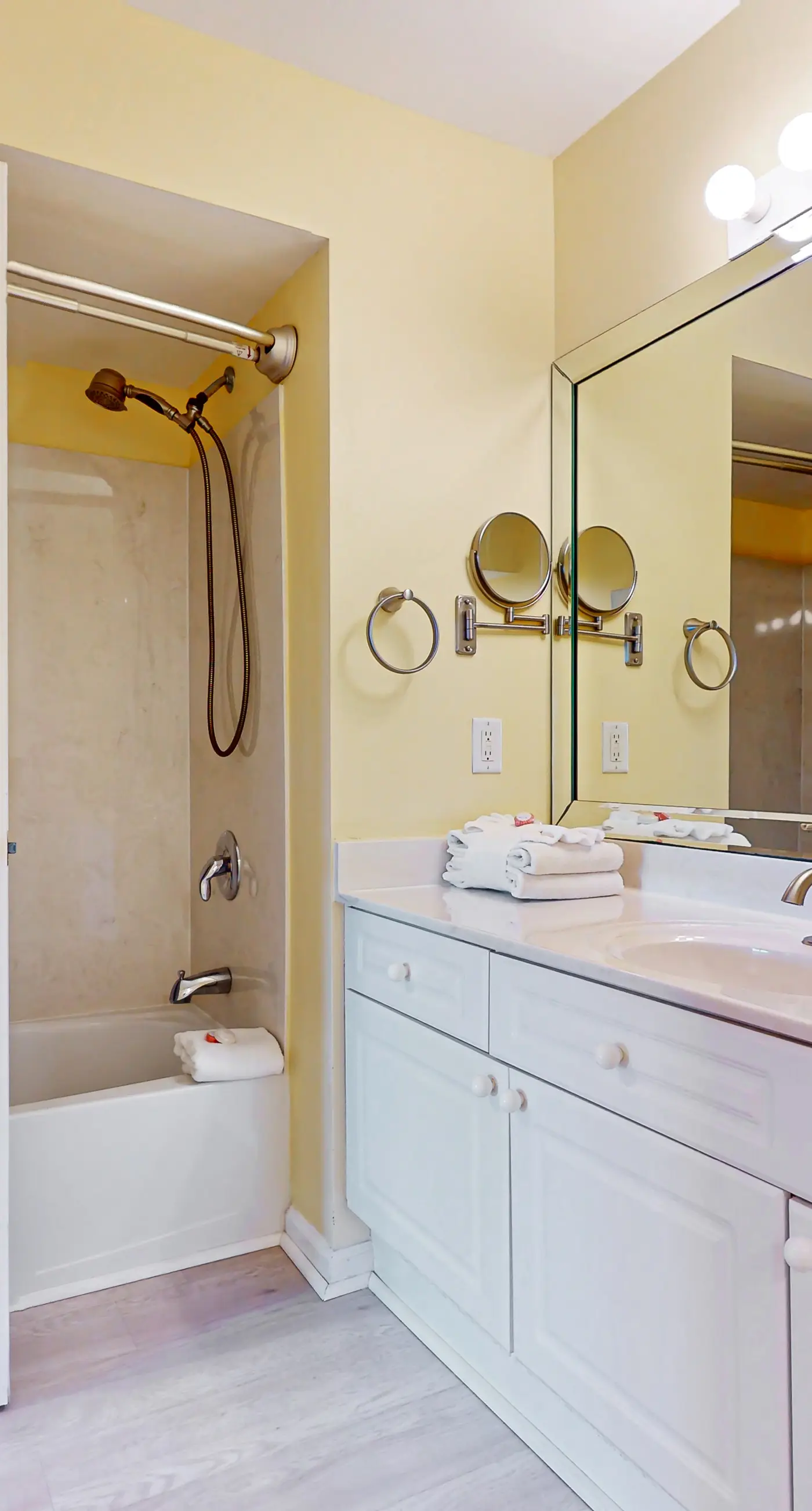 Friendly Condo with Private washer&dryer, High-Speed WiFi, & Beach Access
