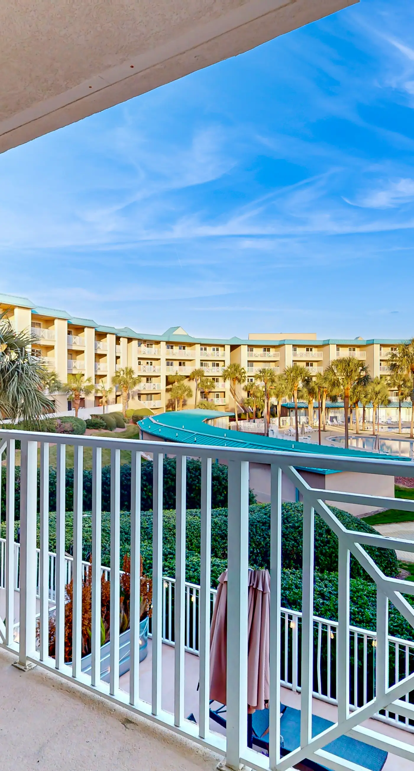 Friendly Condo with Private washer&dryer, High-Speed WiFi, & Beach Access