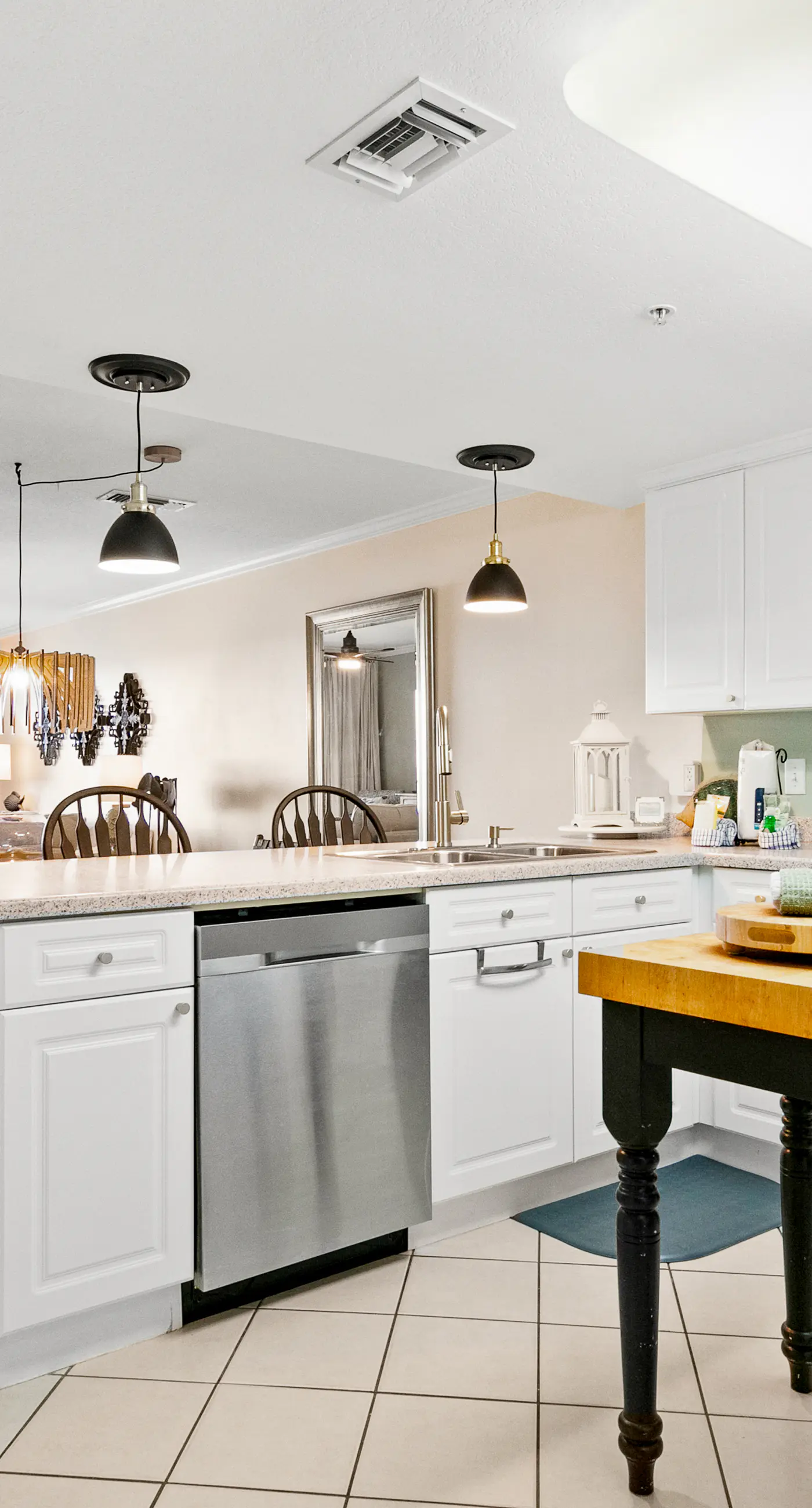 Ocean view condo with high-speed WiFi, balcony, shared pool, & beach access