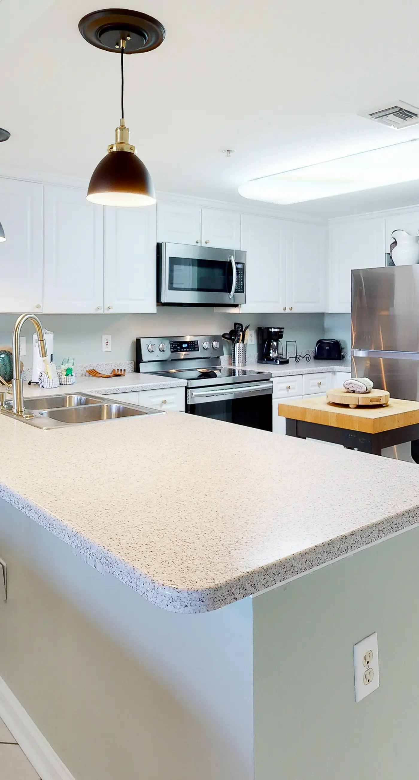 Ocean view condo with high-speed WiFi, balcony, shared pool, & beach access