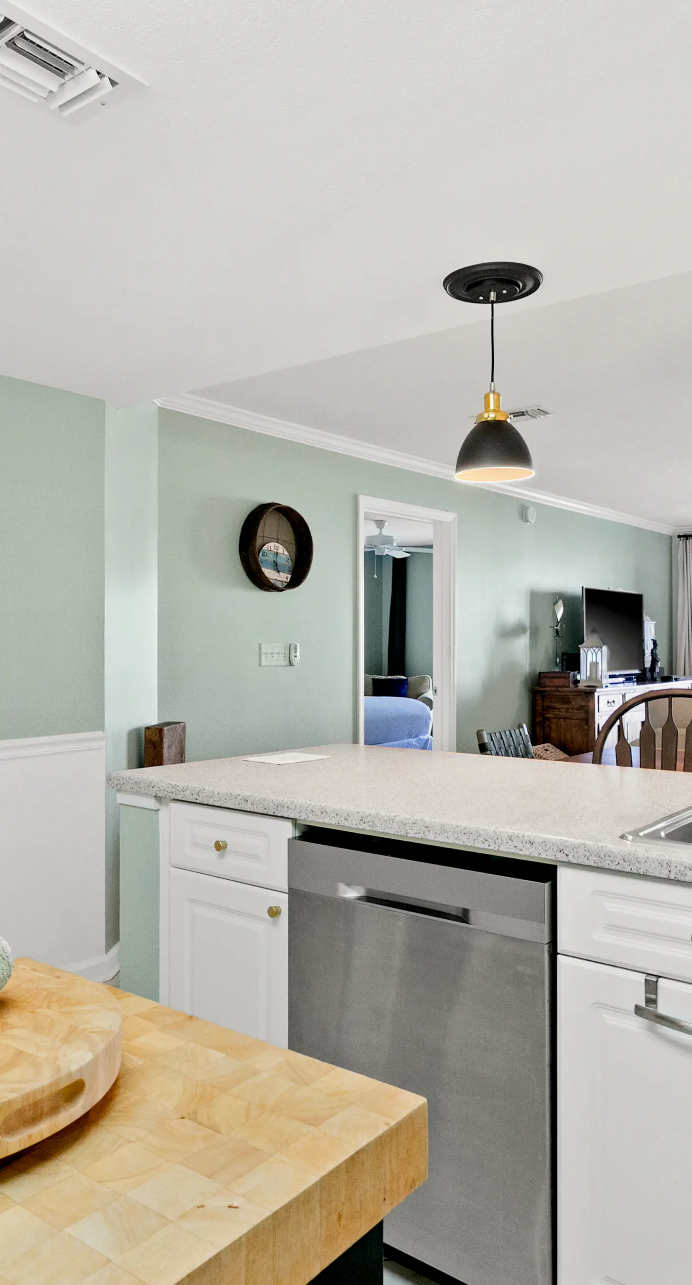 Ocean view condo with high-speed WiFi, balcony, shared pool, & beach access