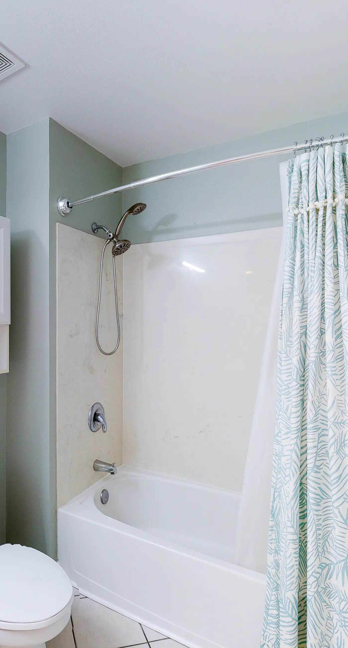 Ocean view condo with high-speed WiFi, balcony, shared pool, & beach access