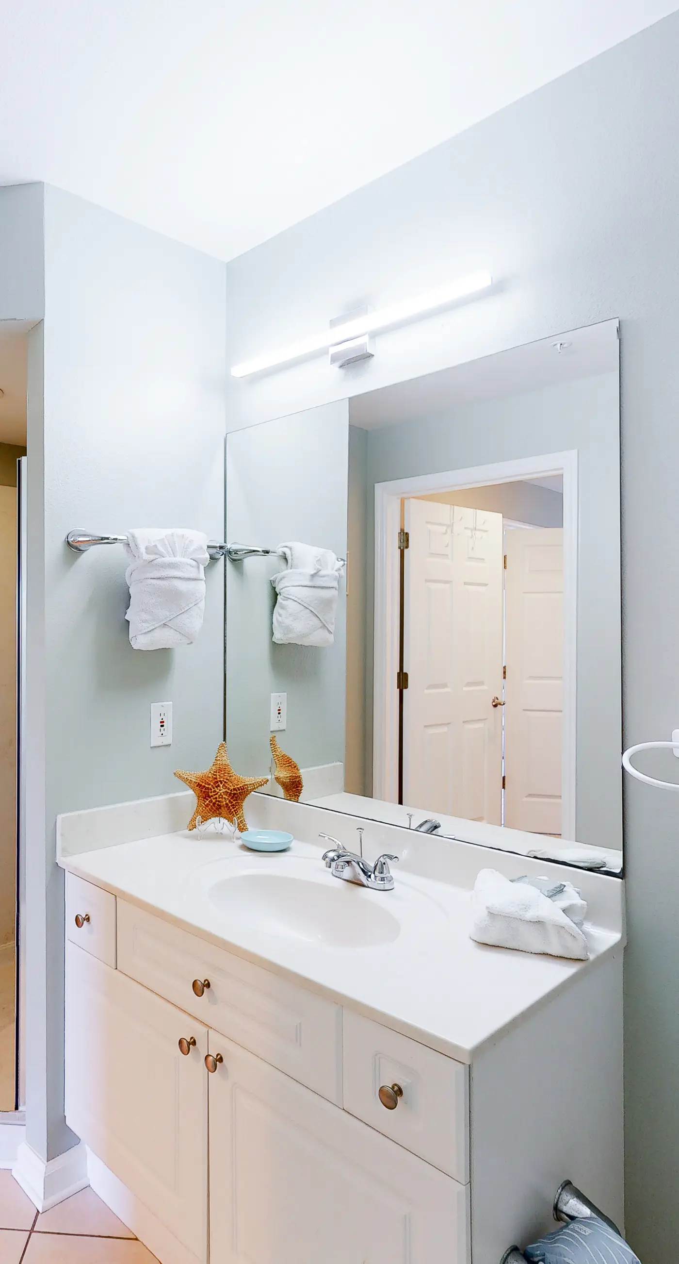 Ocean view condo with high-speed WiFi, balcony, shared pool, & beach access