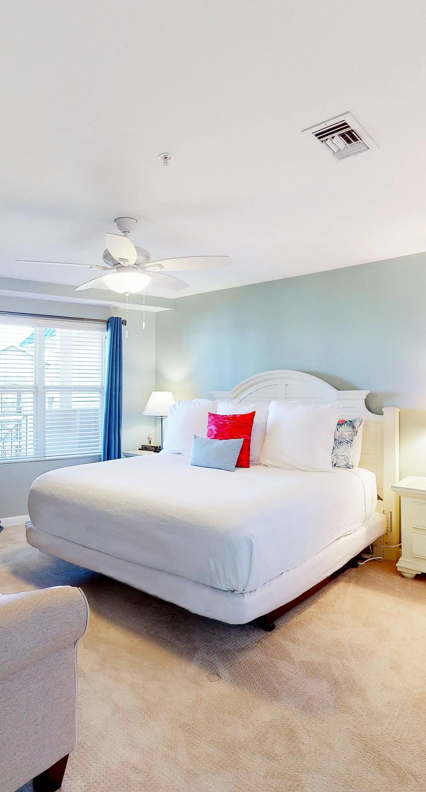 Ocean view condo with high-speed WiFi, balcony, shared pool, & beach access