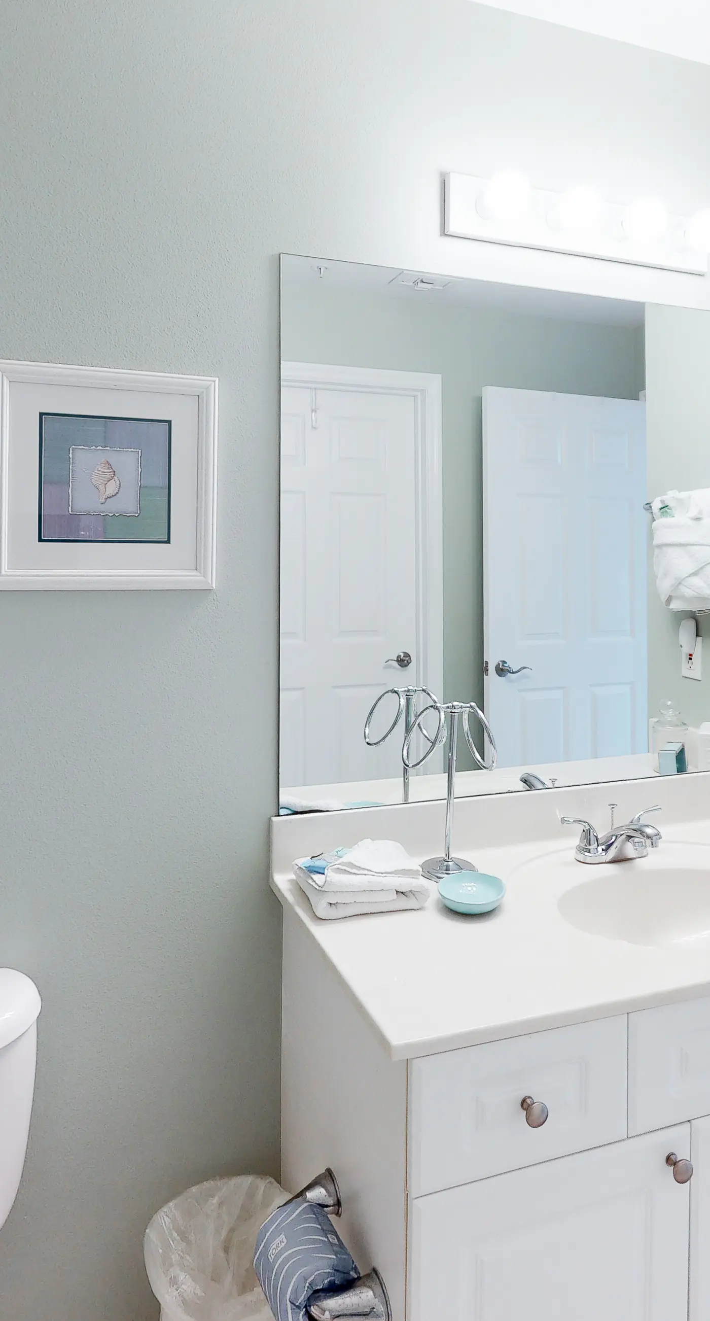 Ocean view condo with high-speed WiFi, balcony, shared pool, & beach access