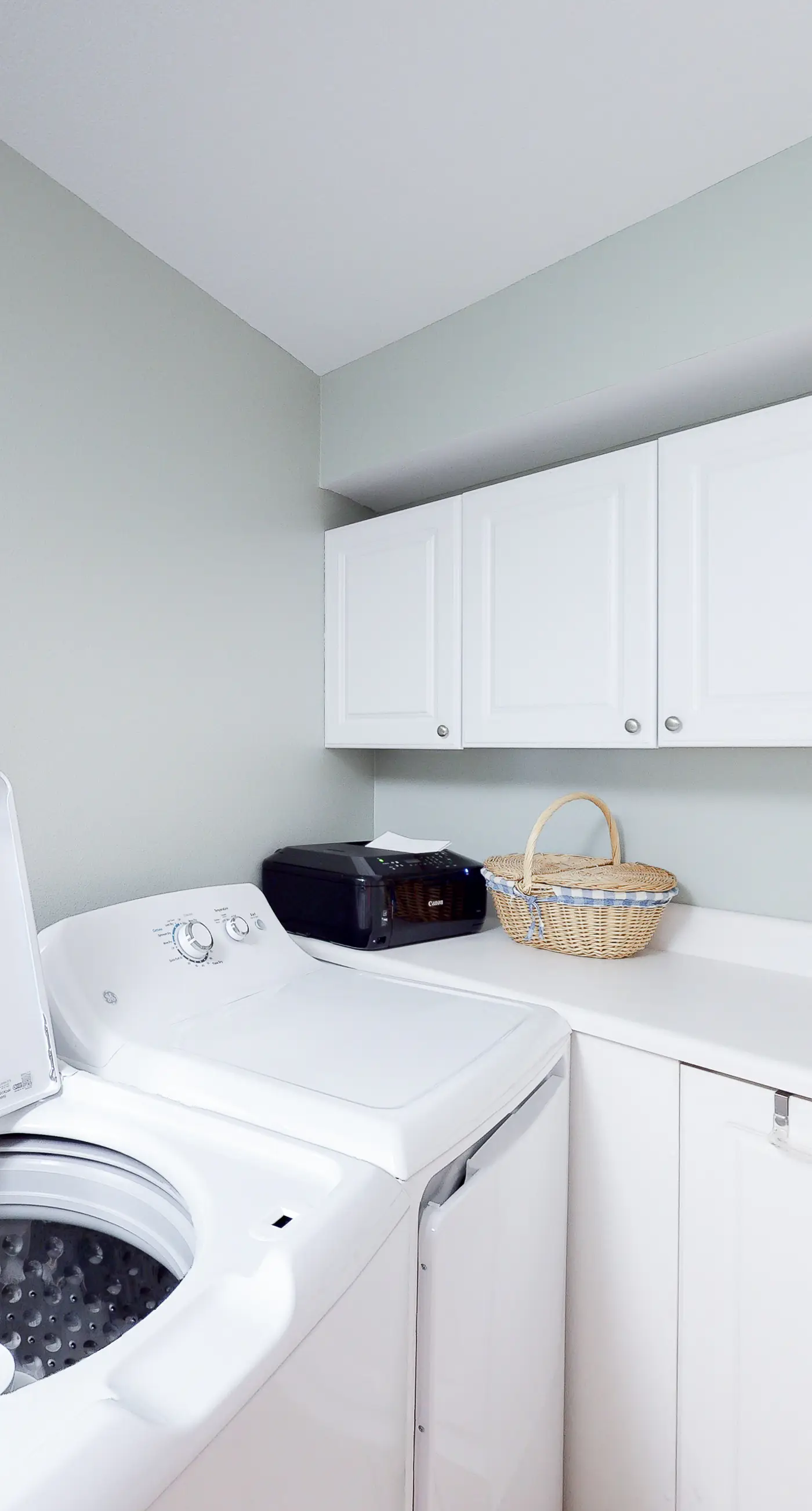 Ocean view condo with high-speed WiFi, balcony, shared pool, & beach access